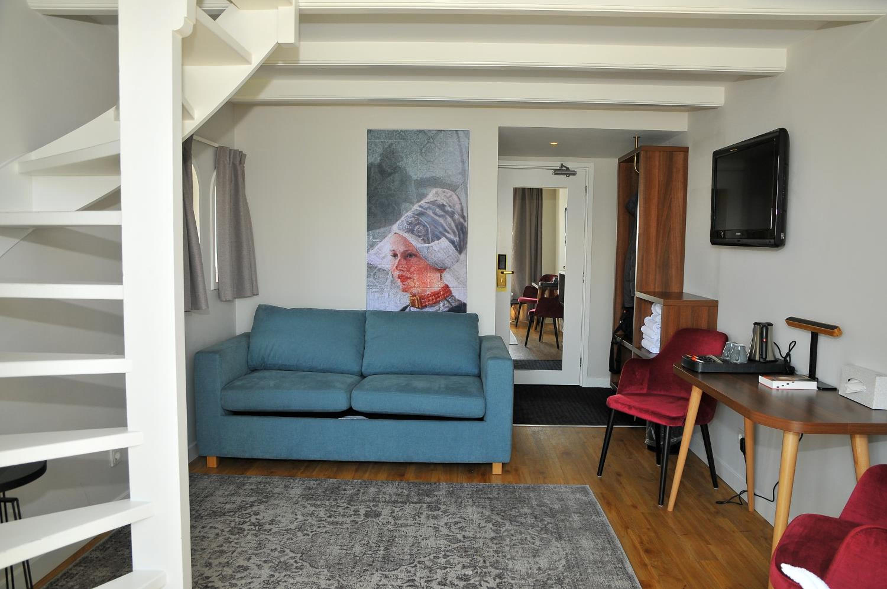 Suite with Two Single Beds and Sofa Bed - Photo 3