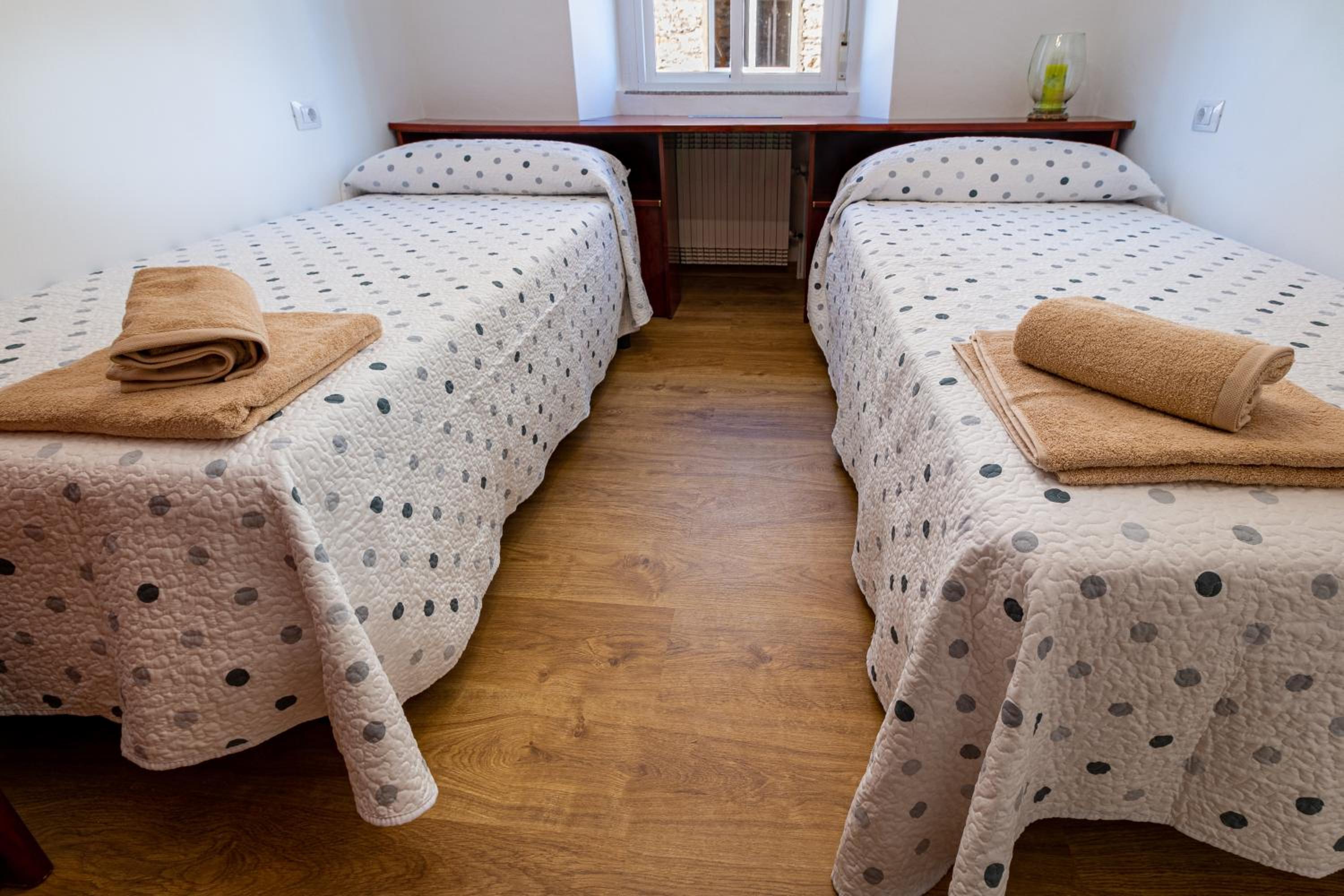 Twin Room with Private Bathroom - Photo 4