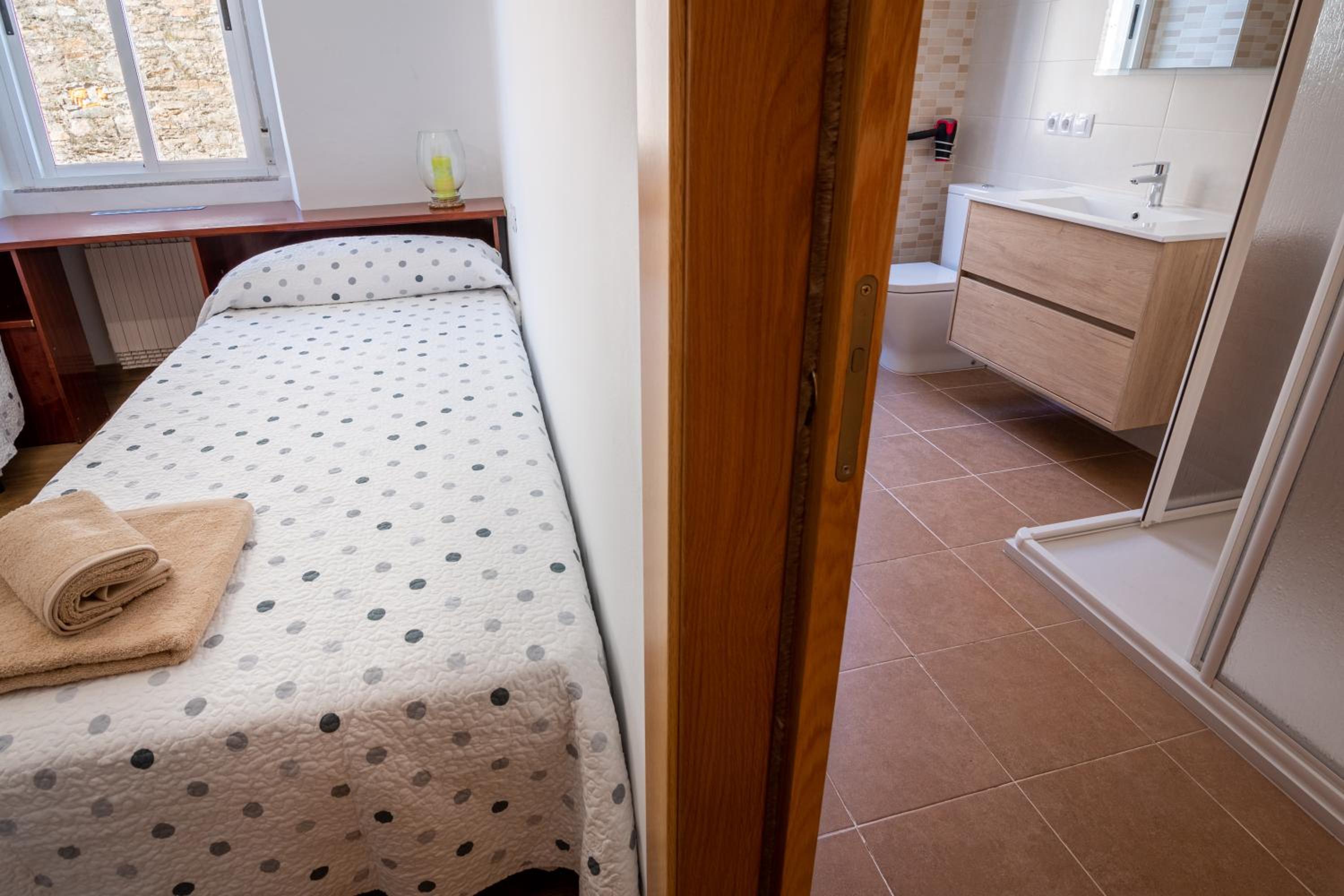 Twin Room with Private Bathroom - Photo 3