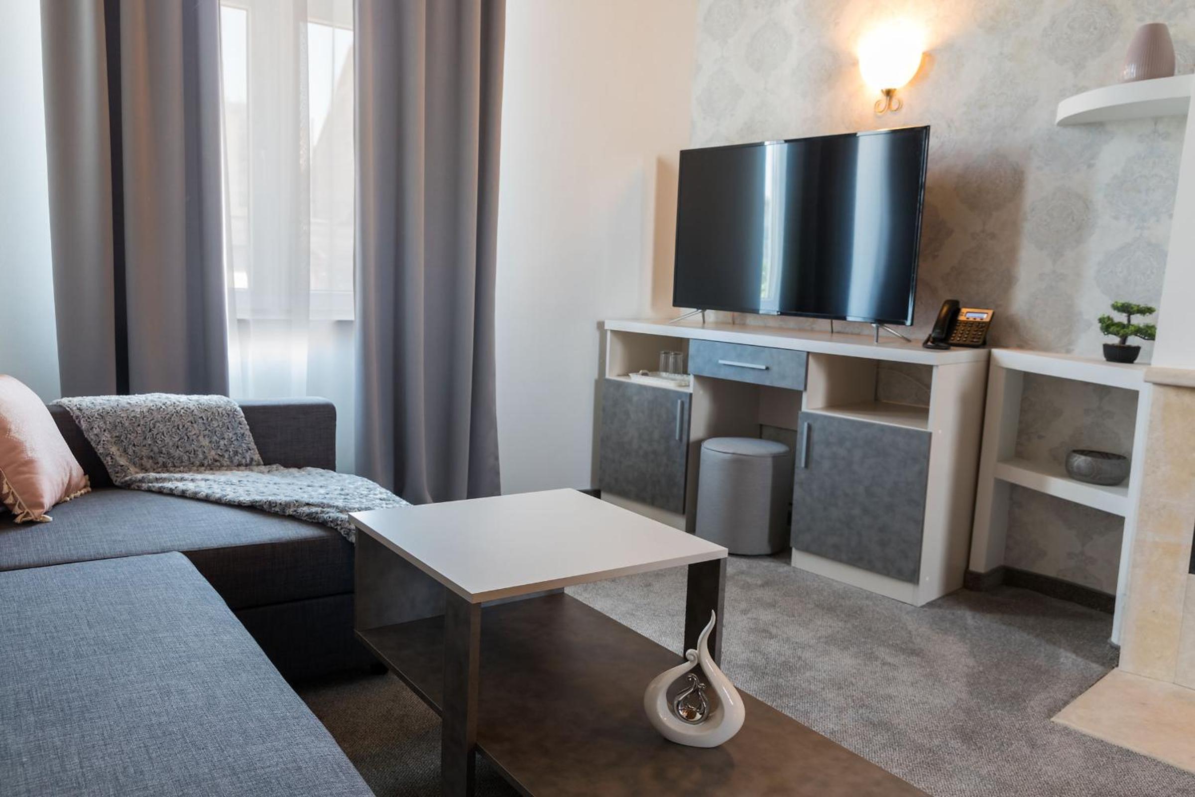 Apartment - Split Level - Photo 2