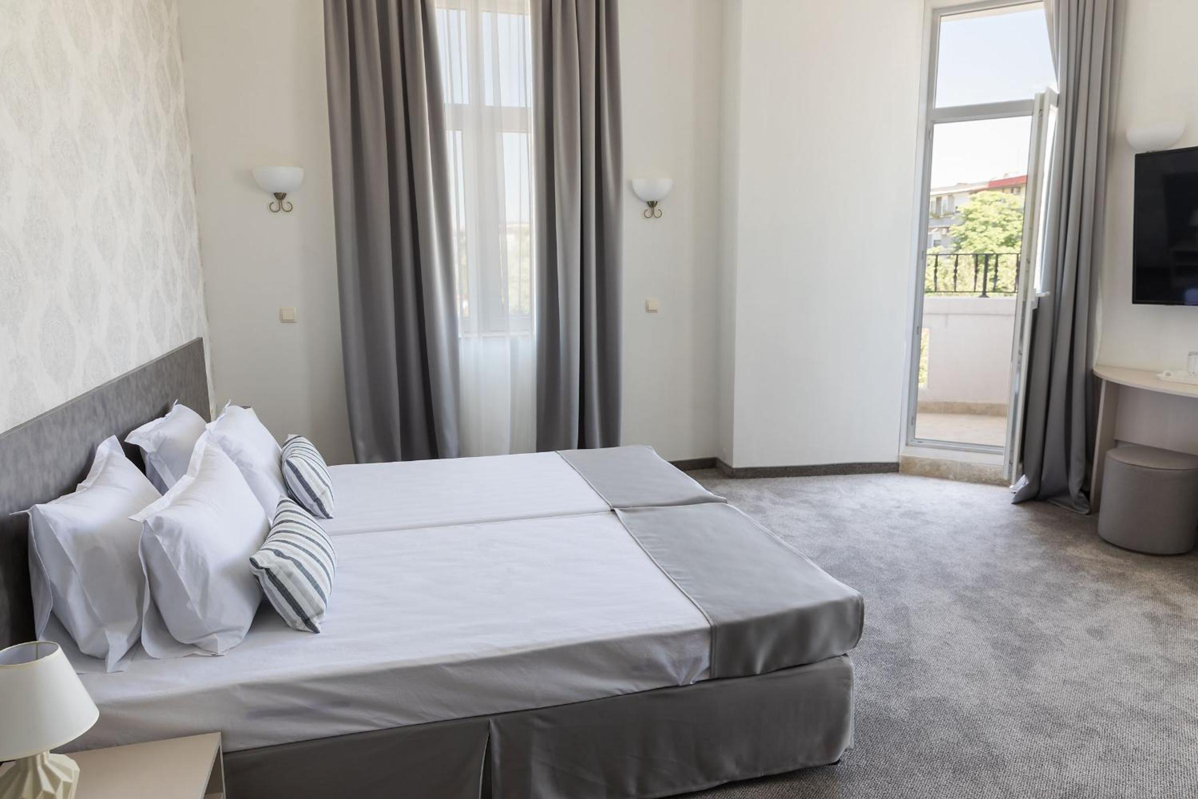 Deluxe Twin Room - Photo 3