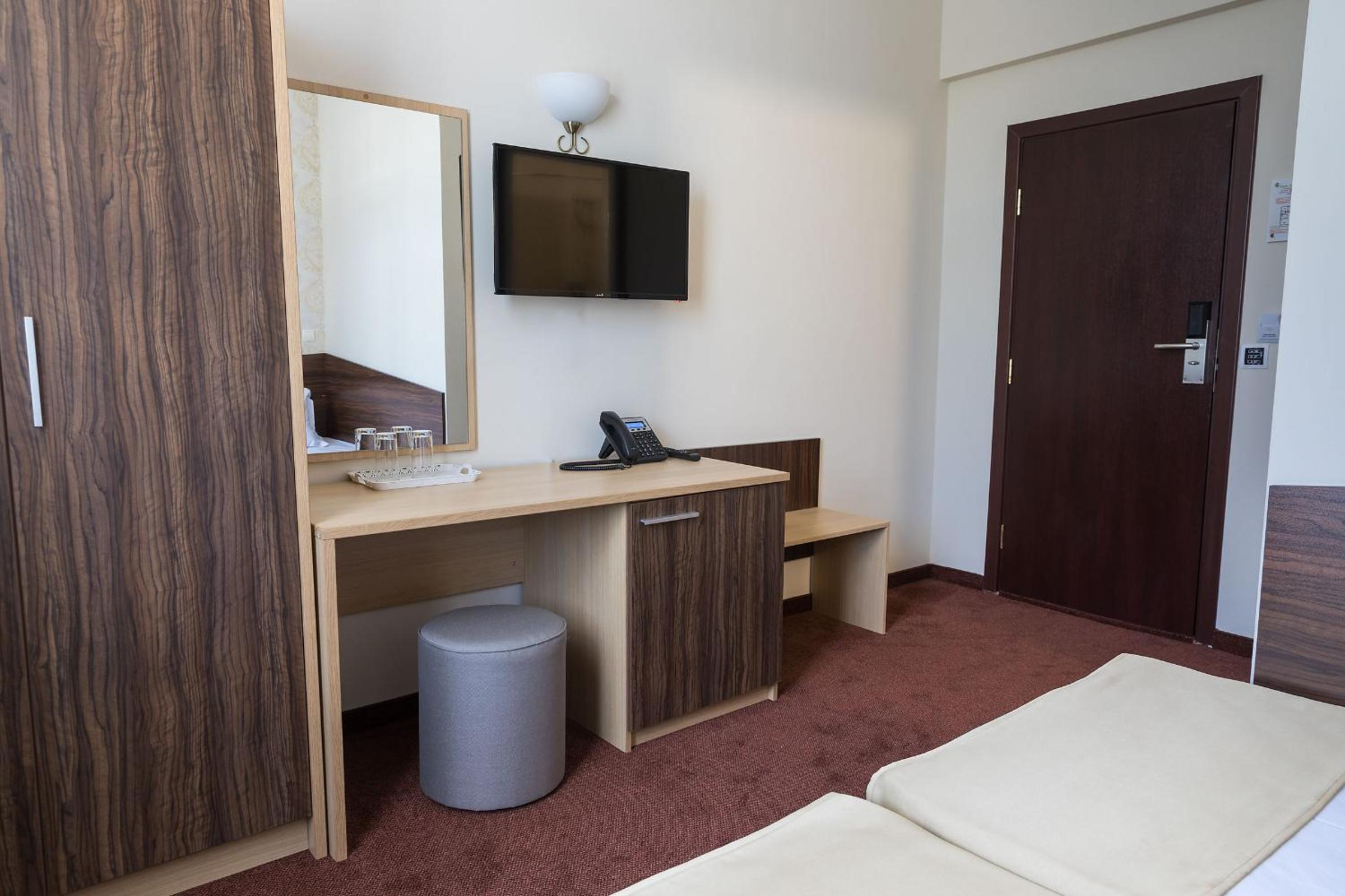 Economy Twin Room - Photo 2