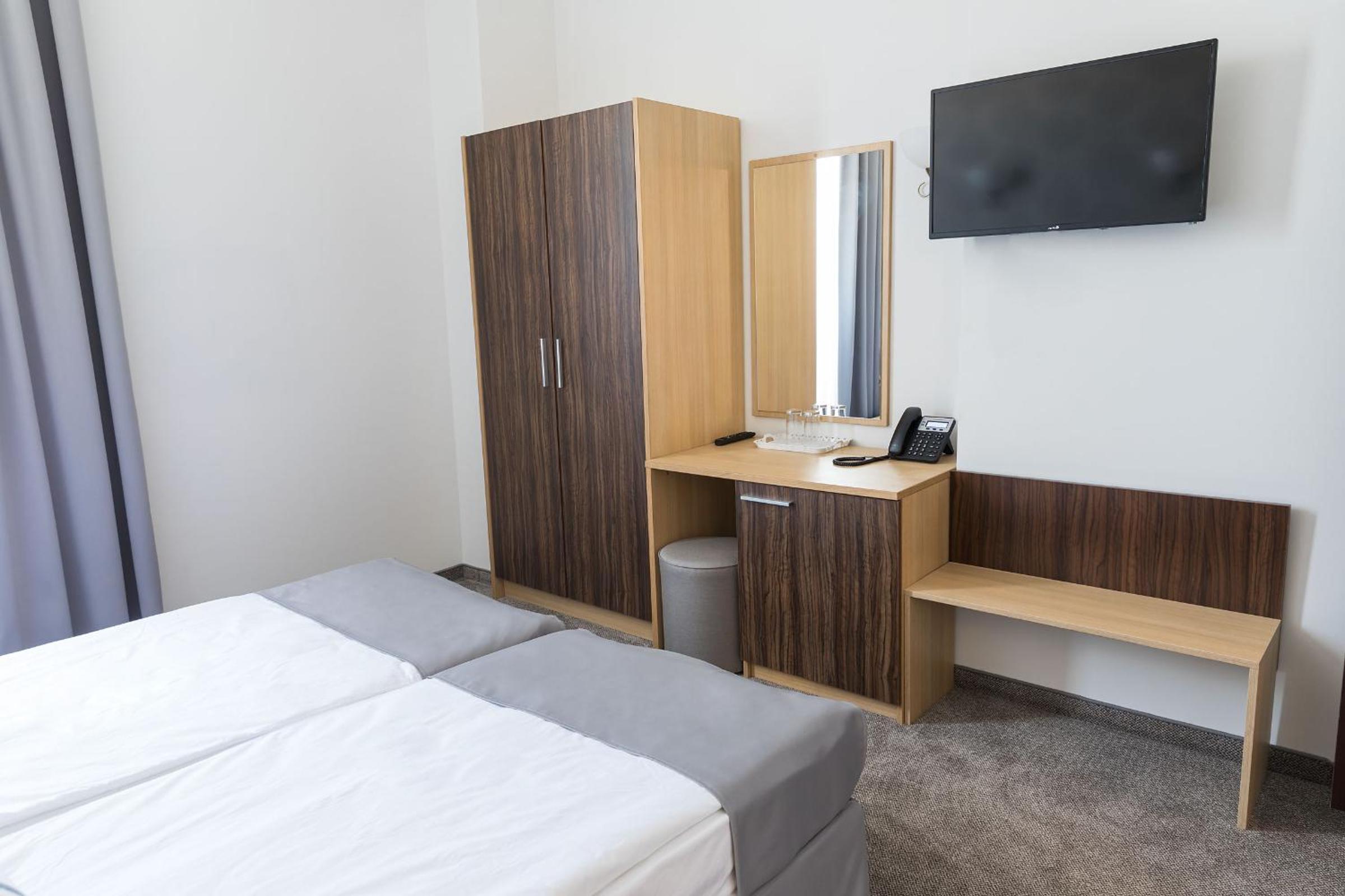 Twin Room with Bathroom - Photo 5