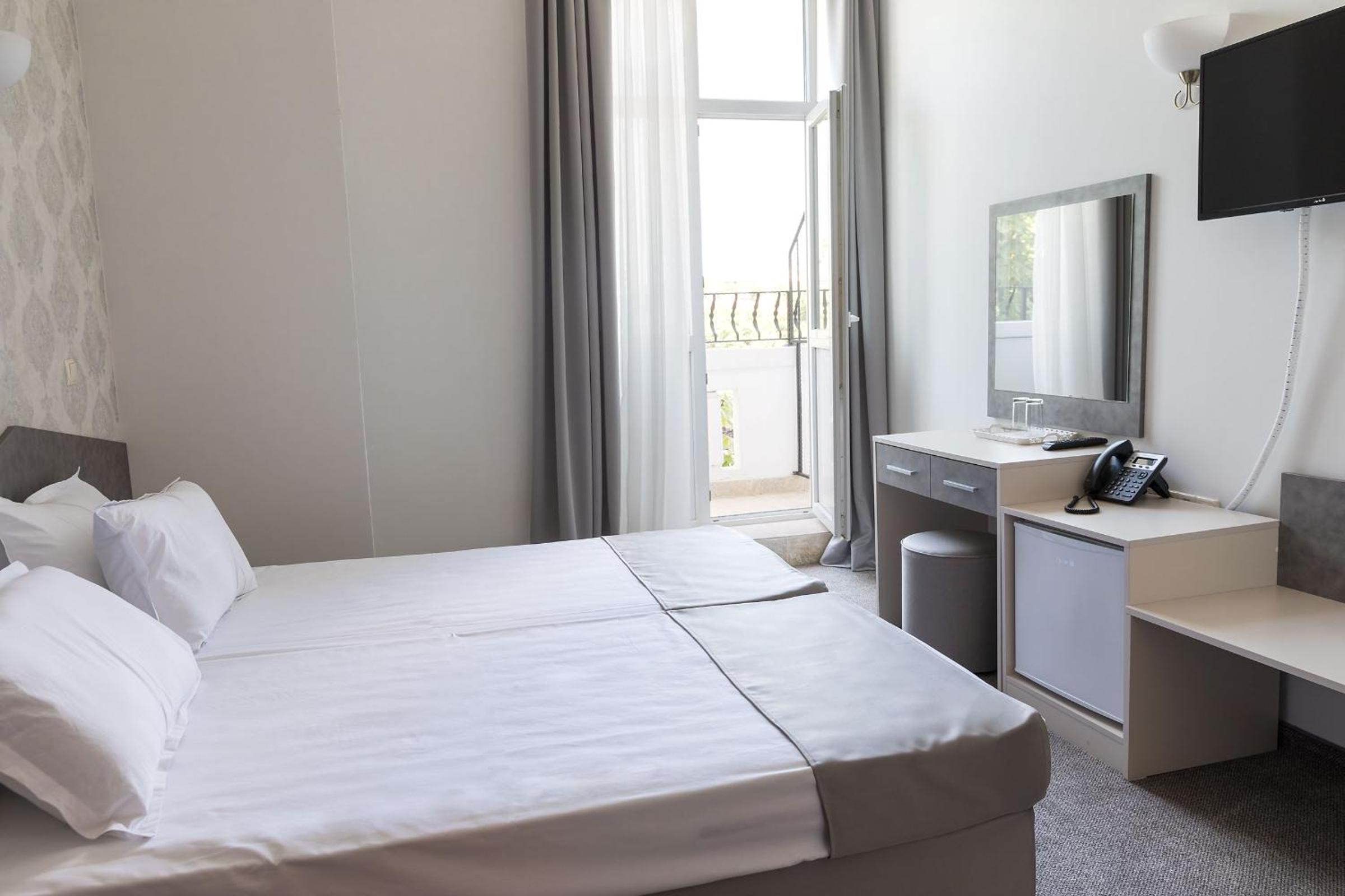 Twin Room with Bathroom - Photo 4