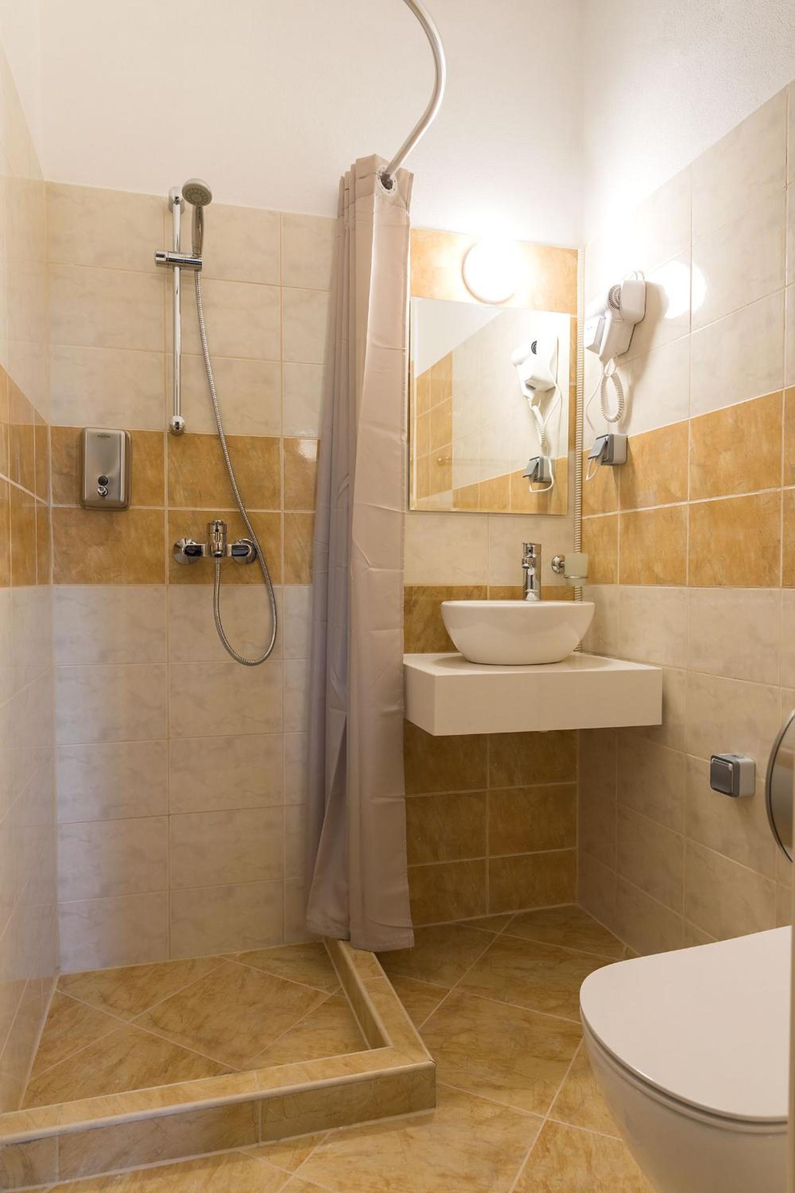 Twin Room with Bathroom - Photo 3