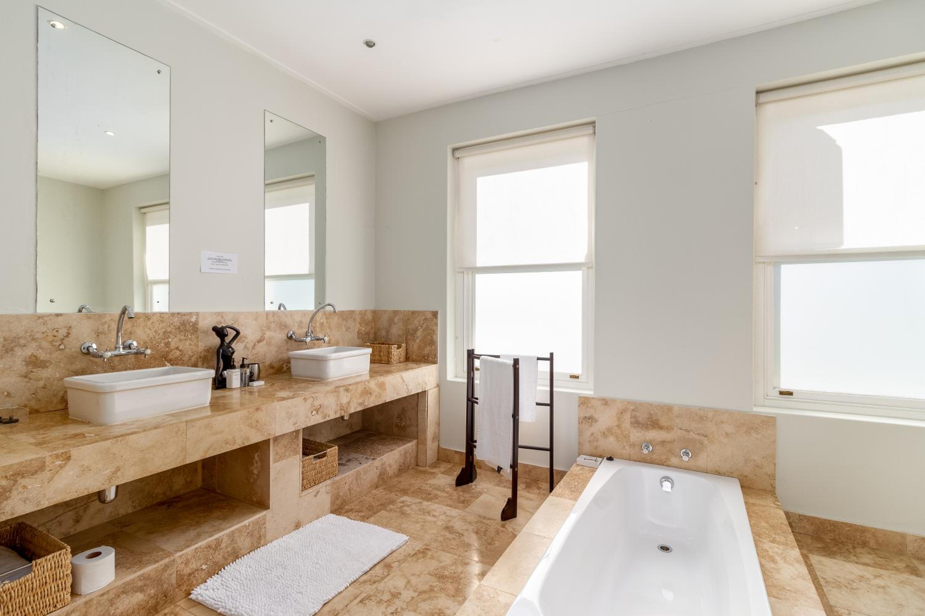 Double Room - Photo 8