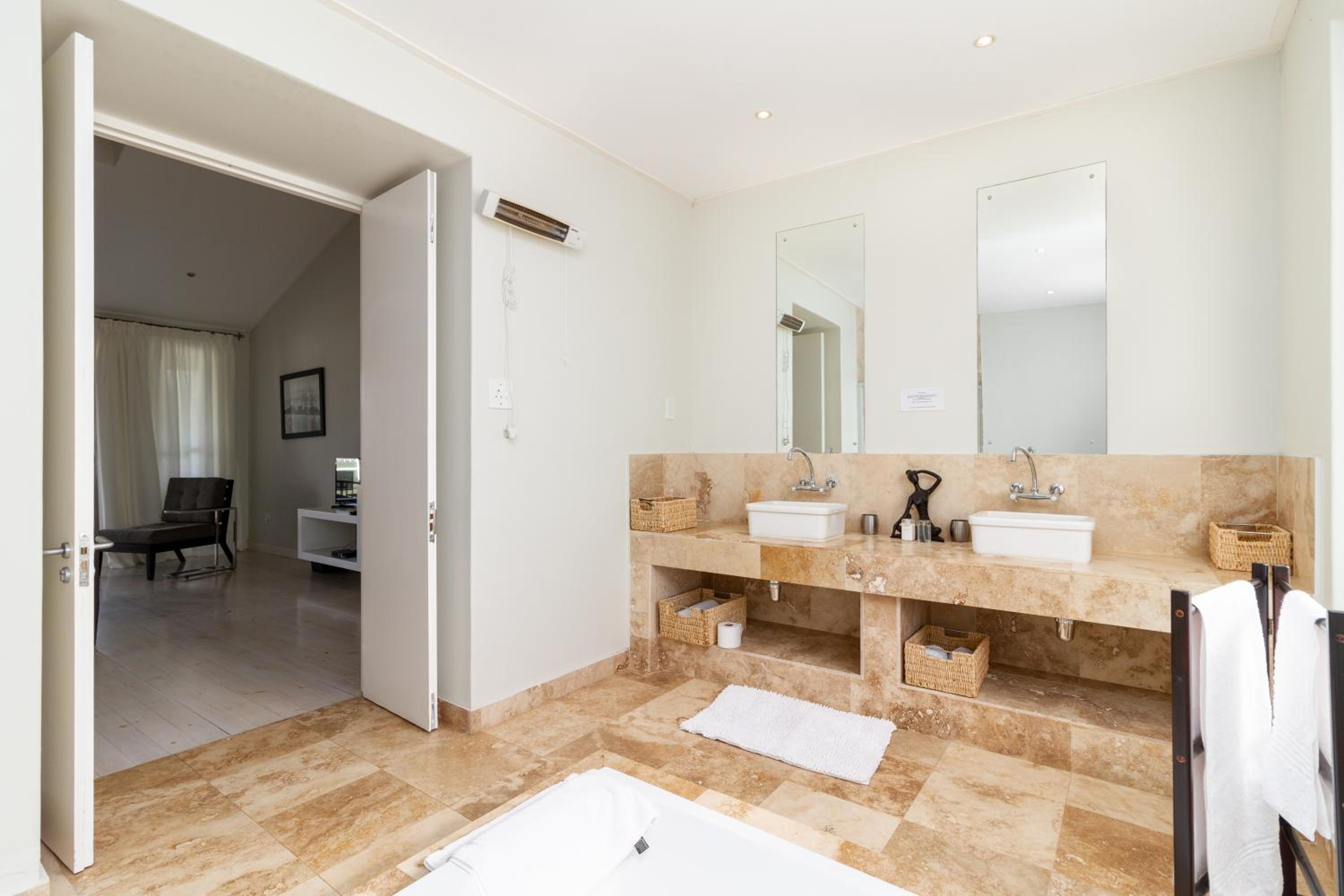 Double Room - Photo 16