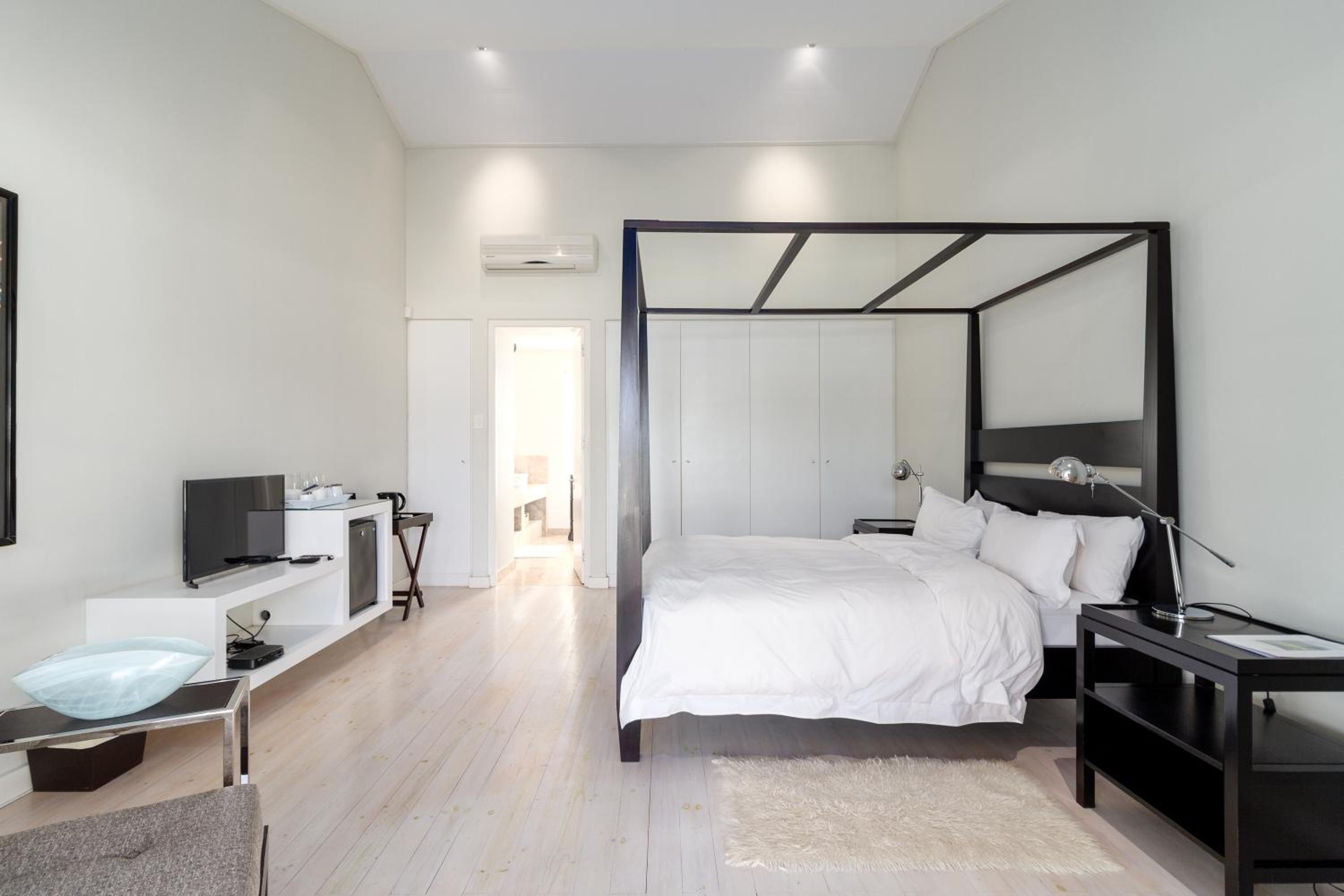 Double Room with Shower - Photo 3