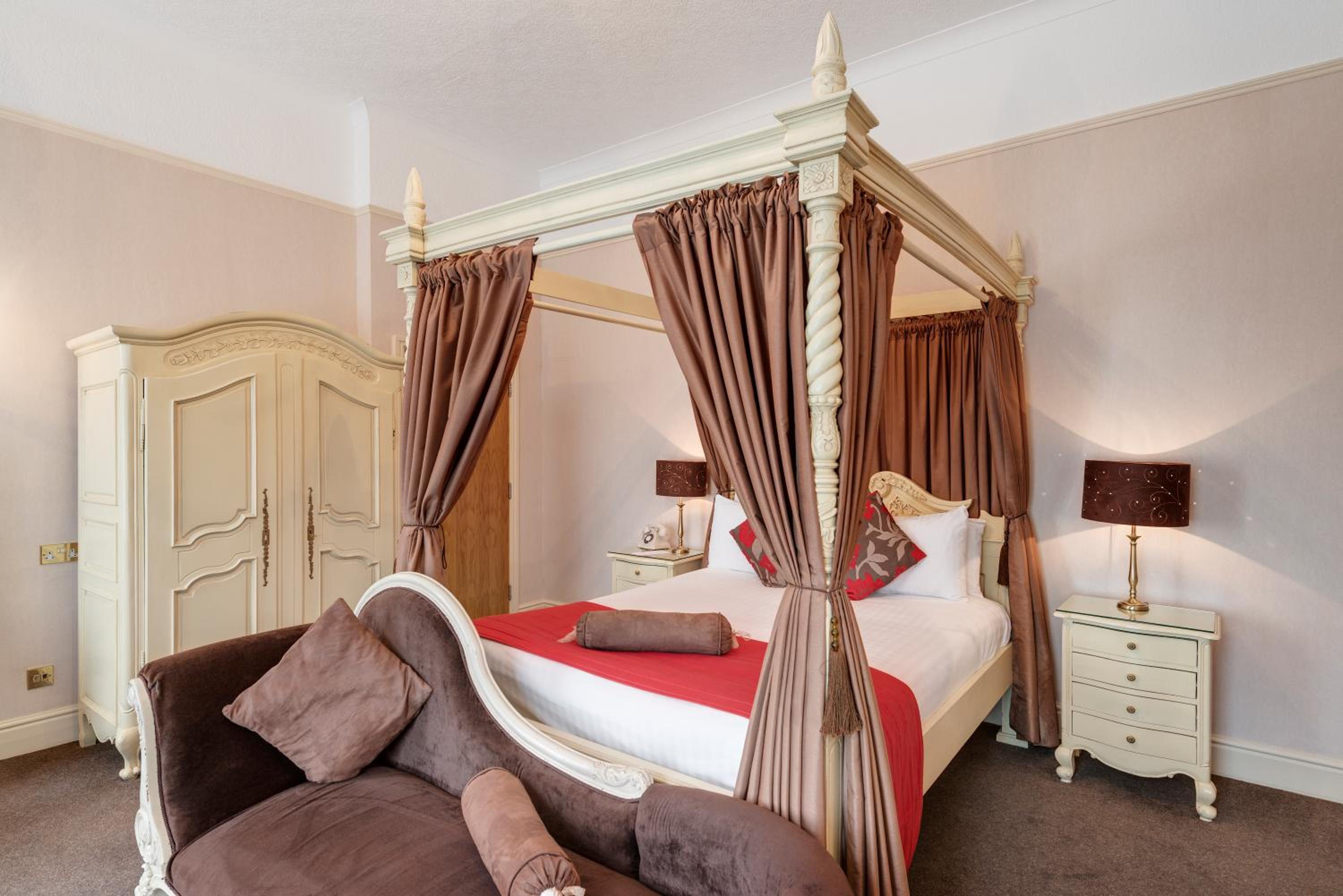 Double Room with Four Poster Bed and Spa Bath photo 3