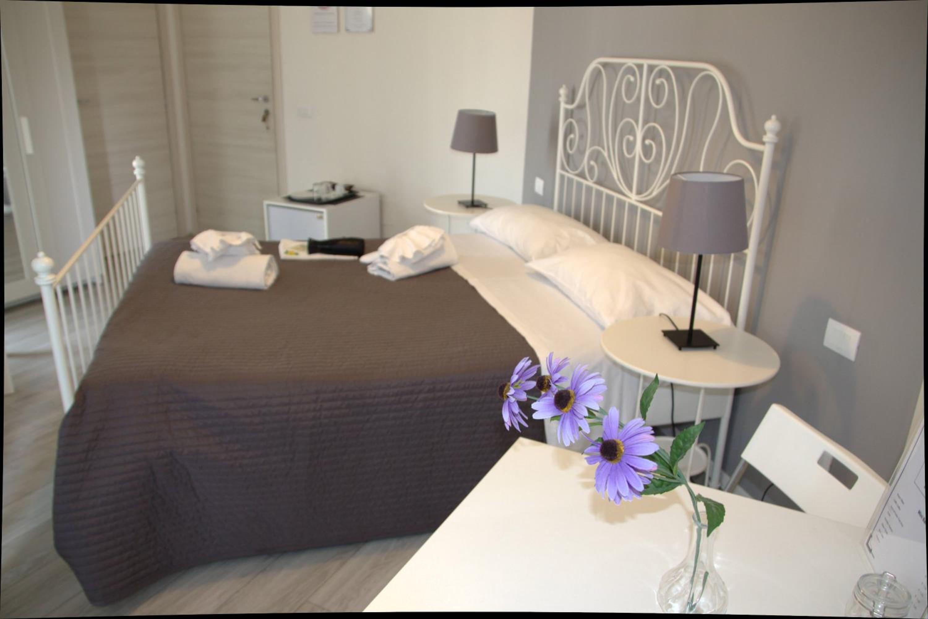 Double Room - Photo 5