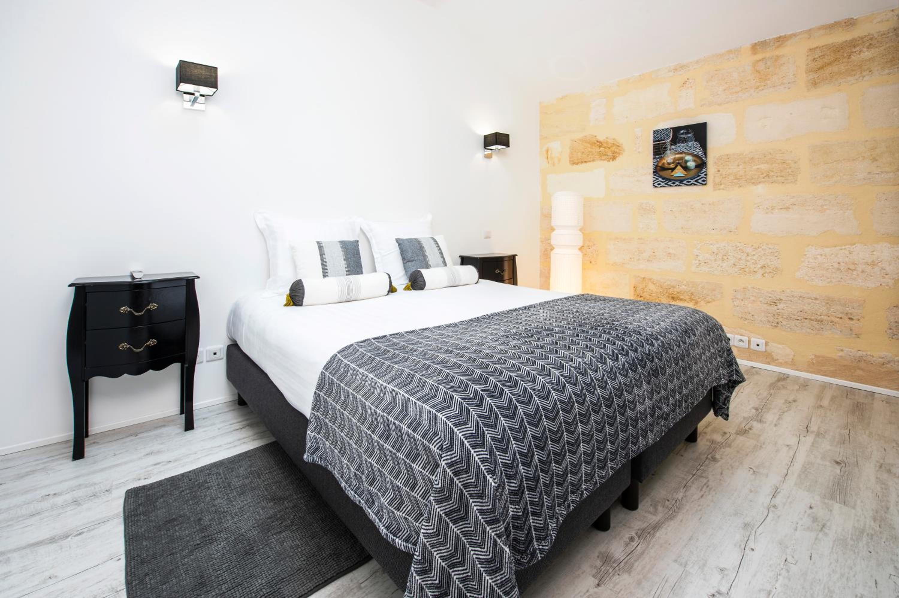Deluxe One-Bedroom Apartment