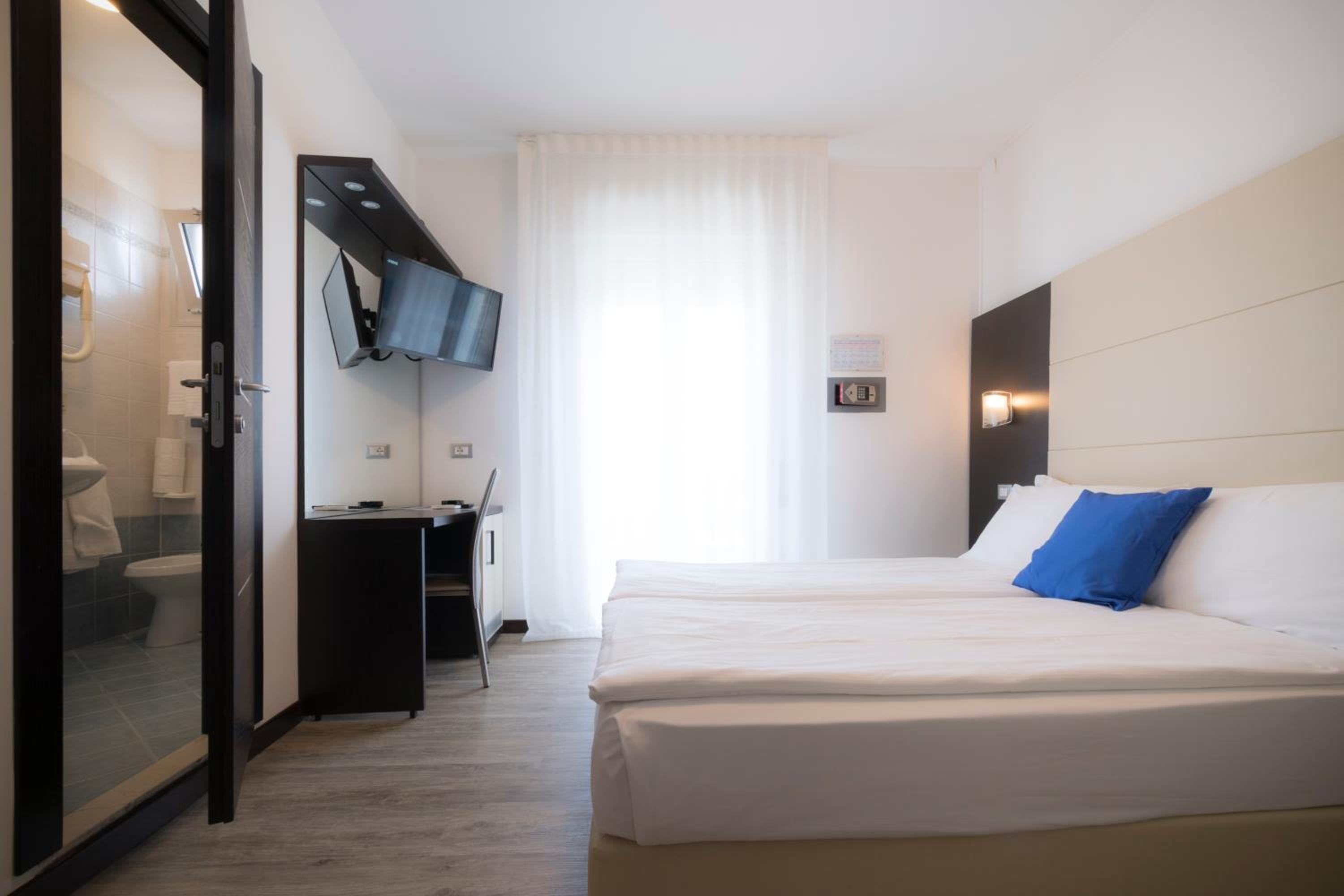 Quadruple Room with Balcony photo 3