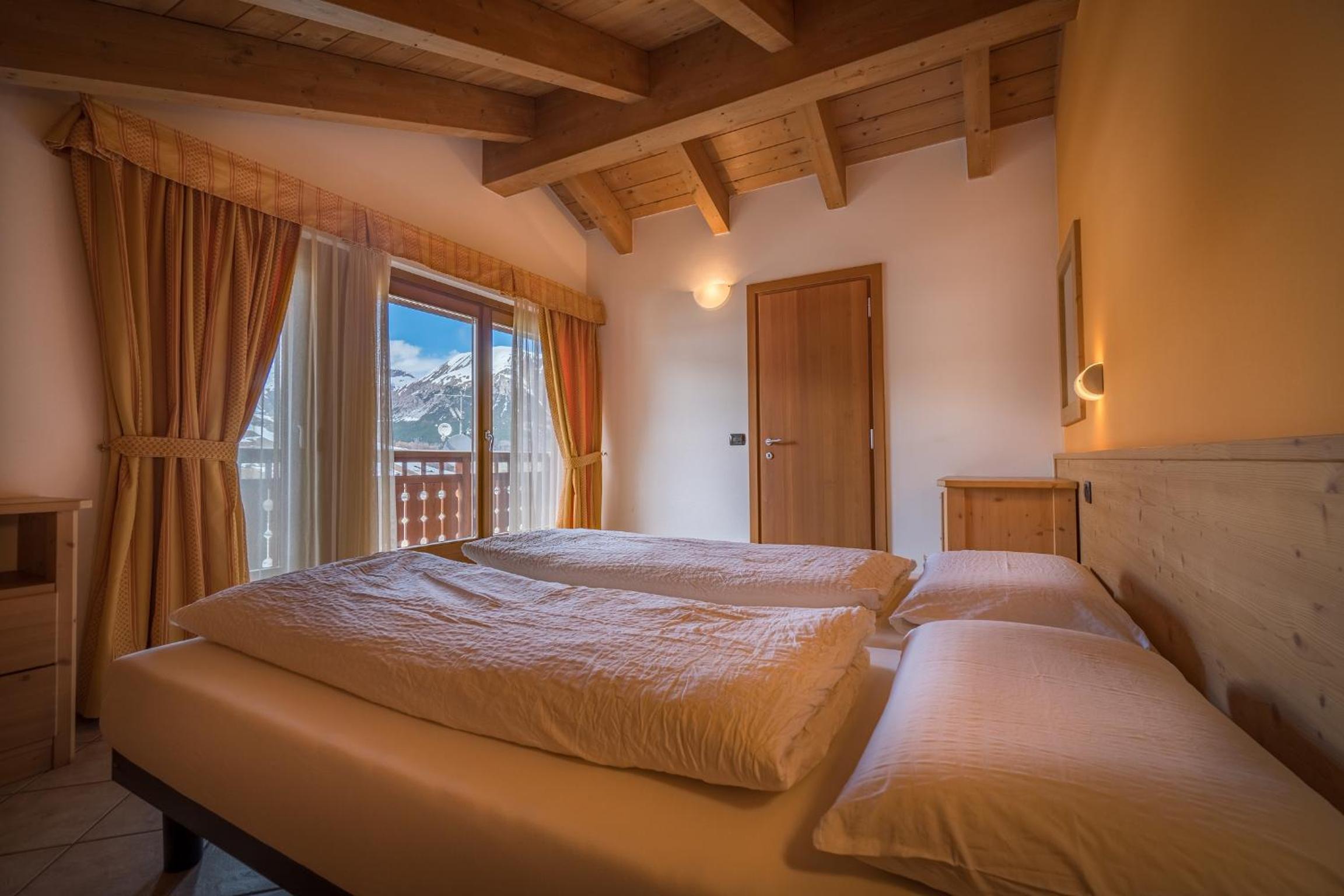 Three-Bedroom Apartment (10 Adults) - Split Level