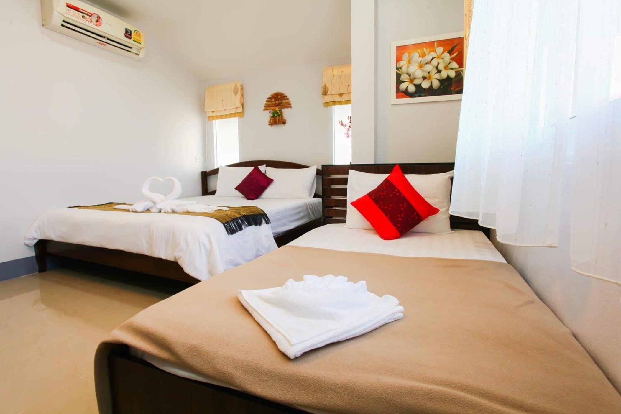 Deluxe Room (2 Adults + 1 Child) - Photo 1