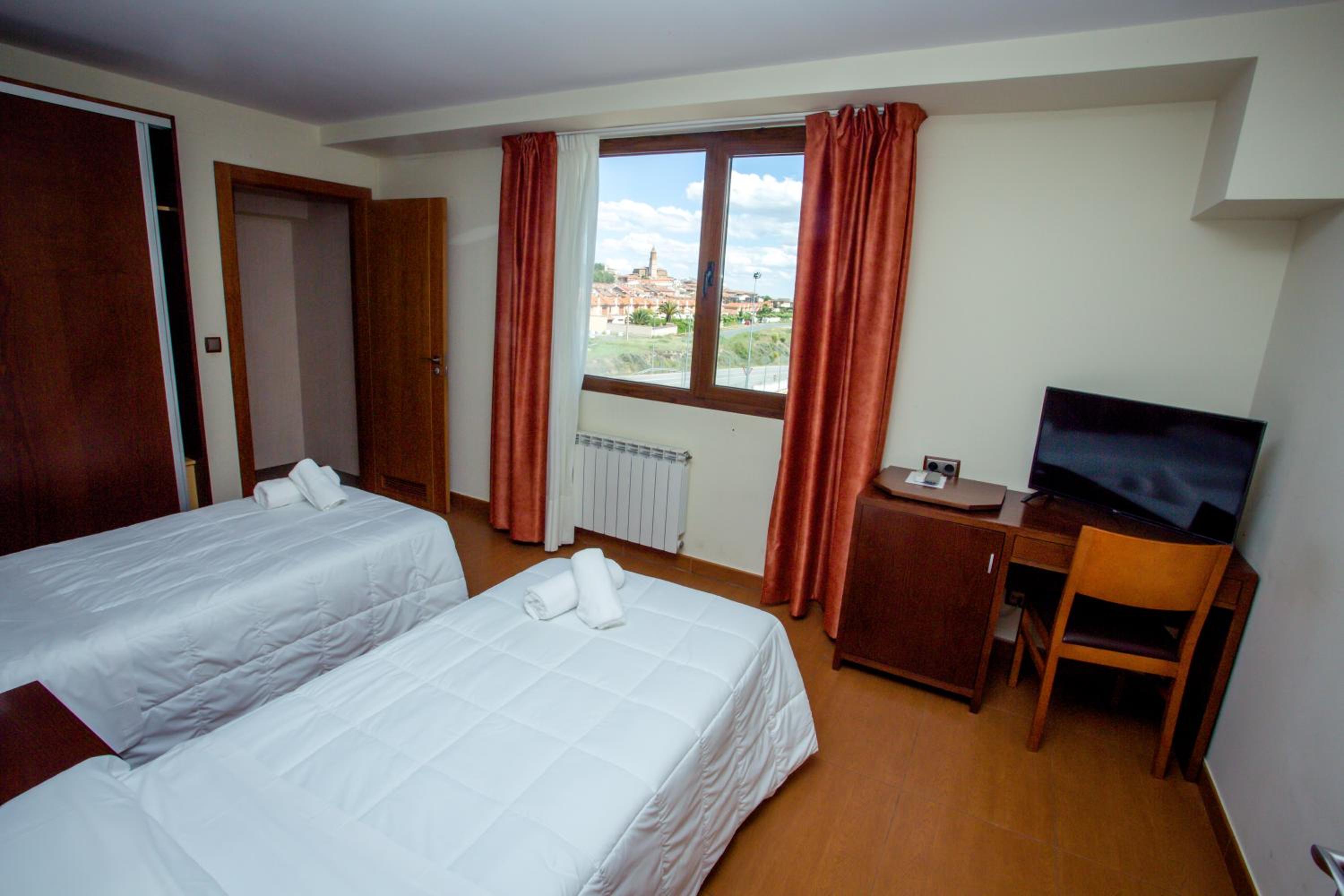 Twin Room - Photo 8