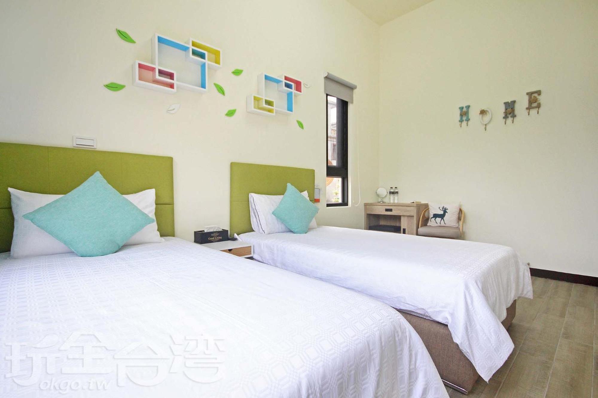 Twin Room with Shared Bathroom photo 2