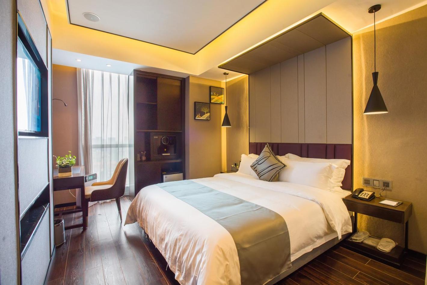 Deluxe King Room photo 1