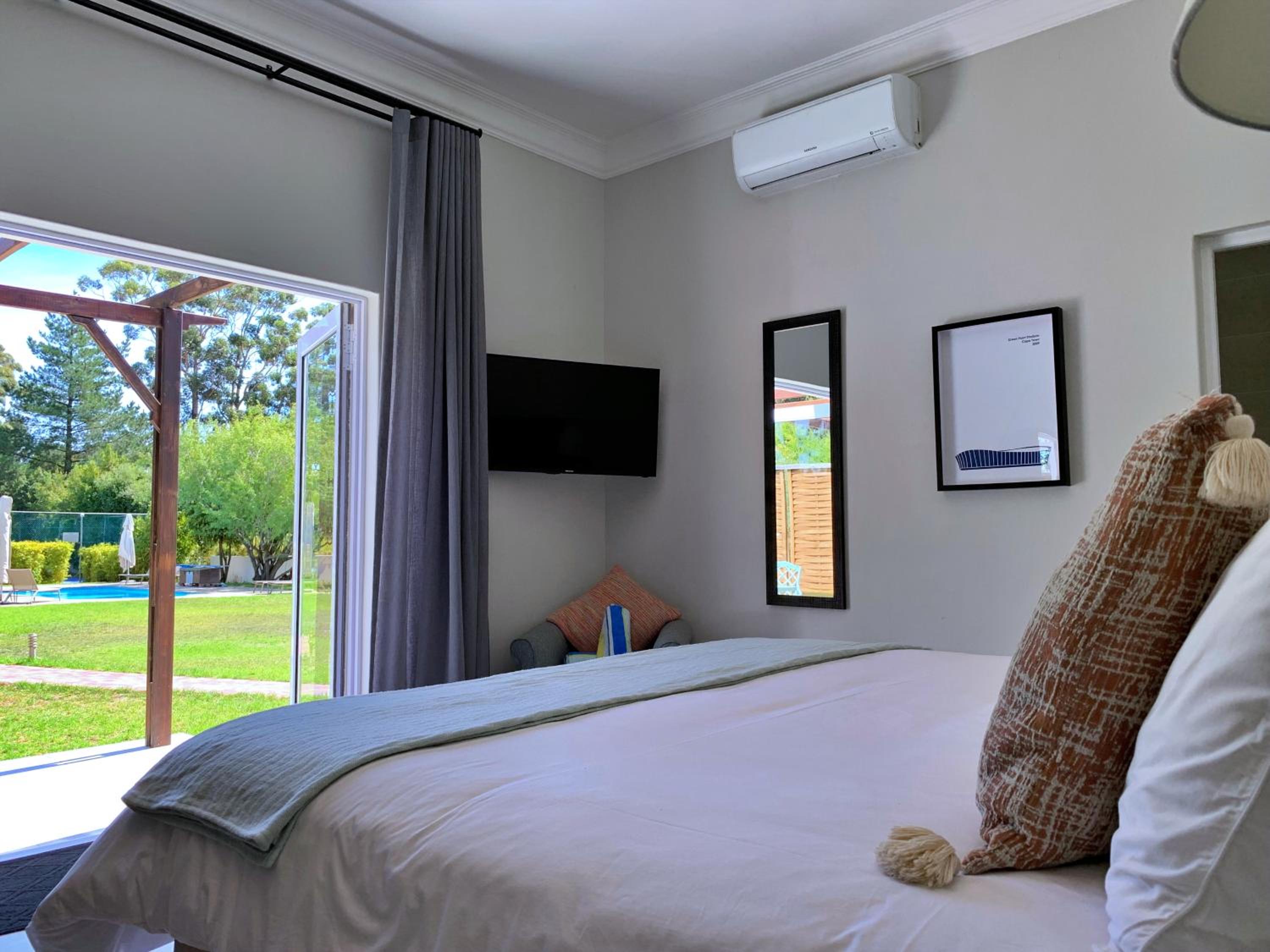 Deluxe King Room - Photo 5