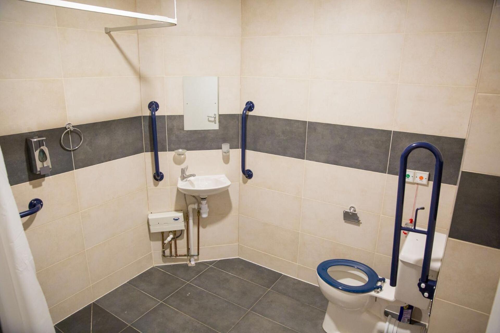 Family Room - Disability Access - Photo 11