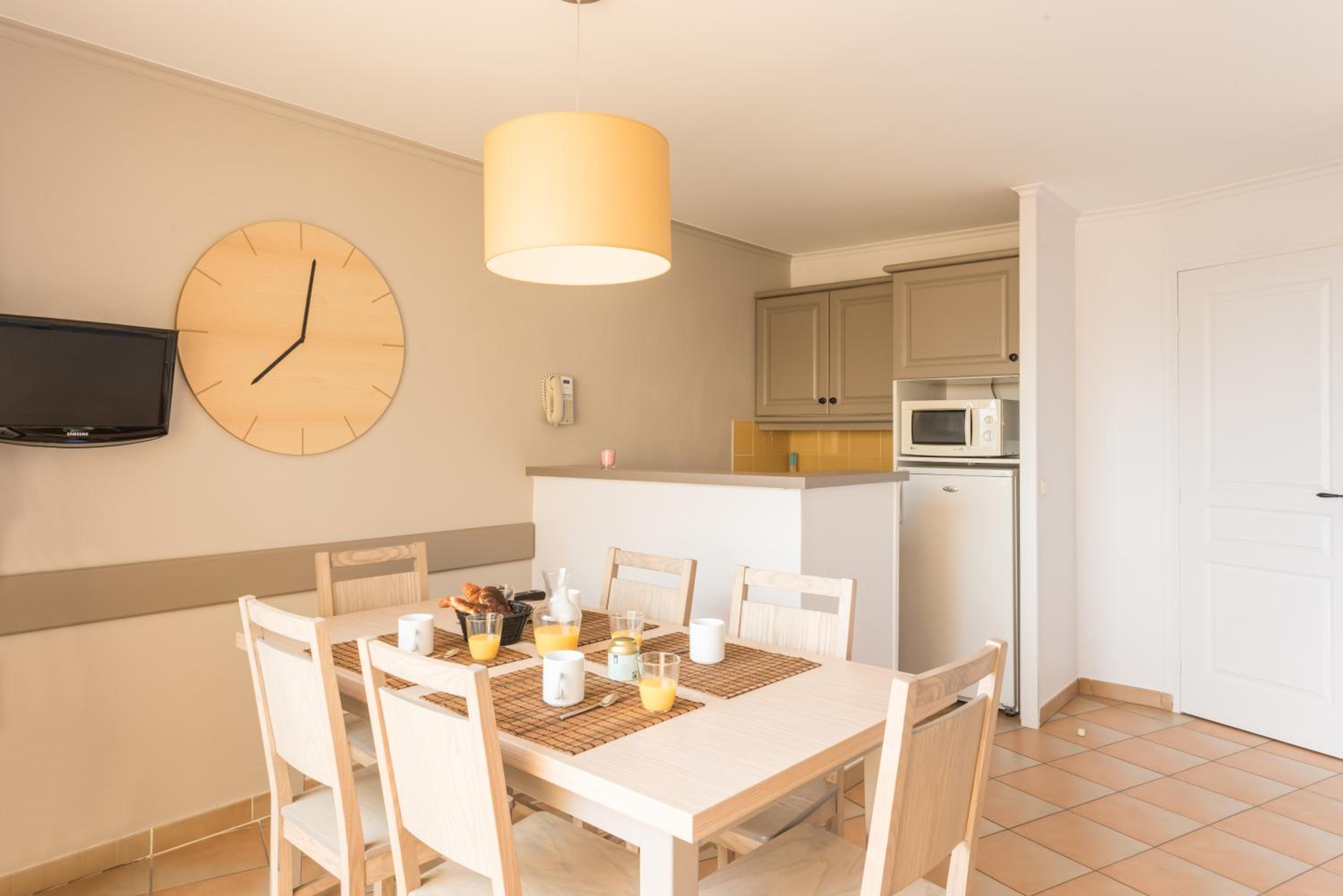 One-Bedroom Apartment with Sleeping Alcove and Terrace or Balcony (6 People) - Photo 4