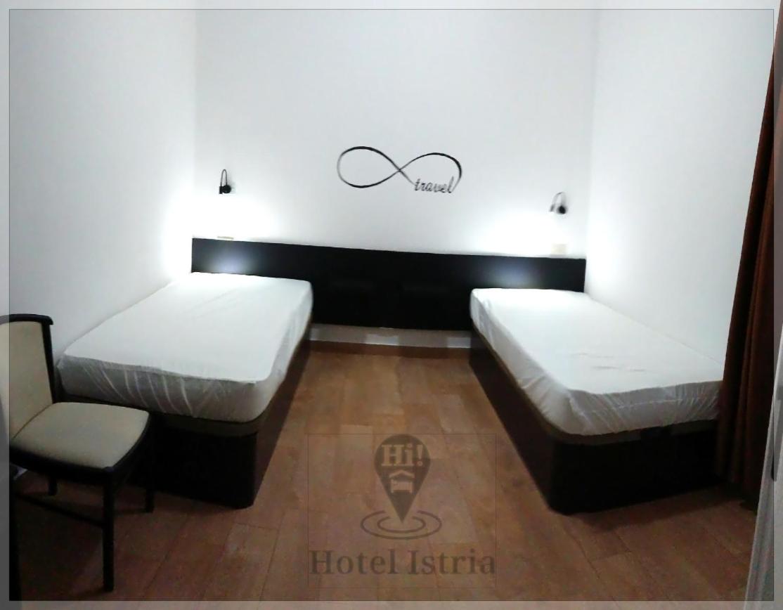 Twin Room with Private Bathroom - Photo 2