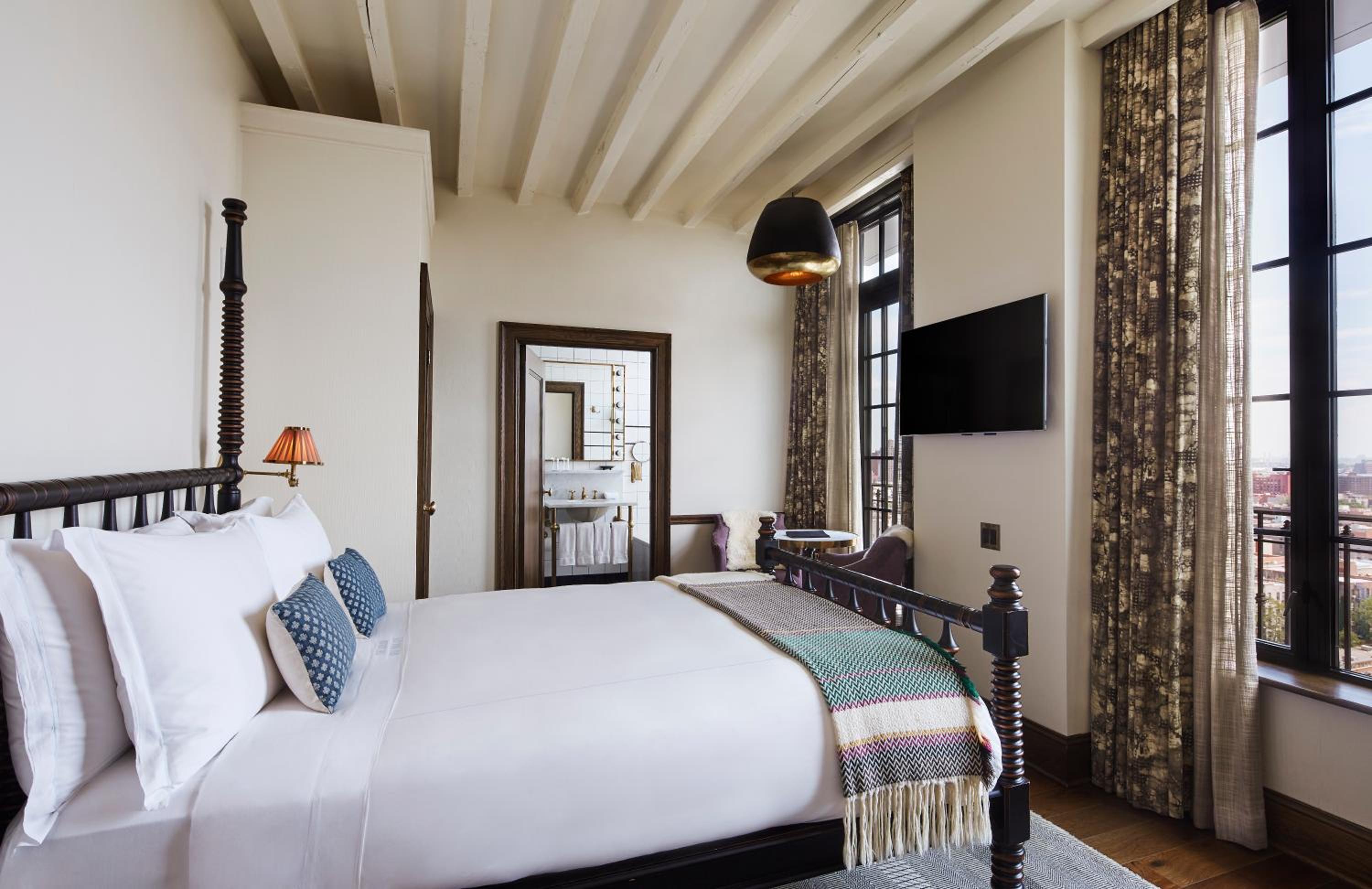 Queen Loft with Tub