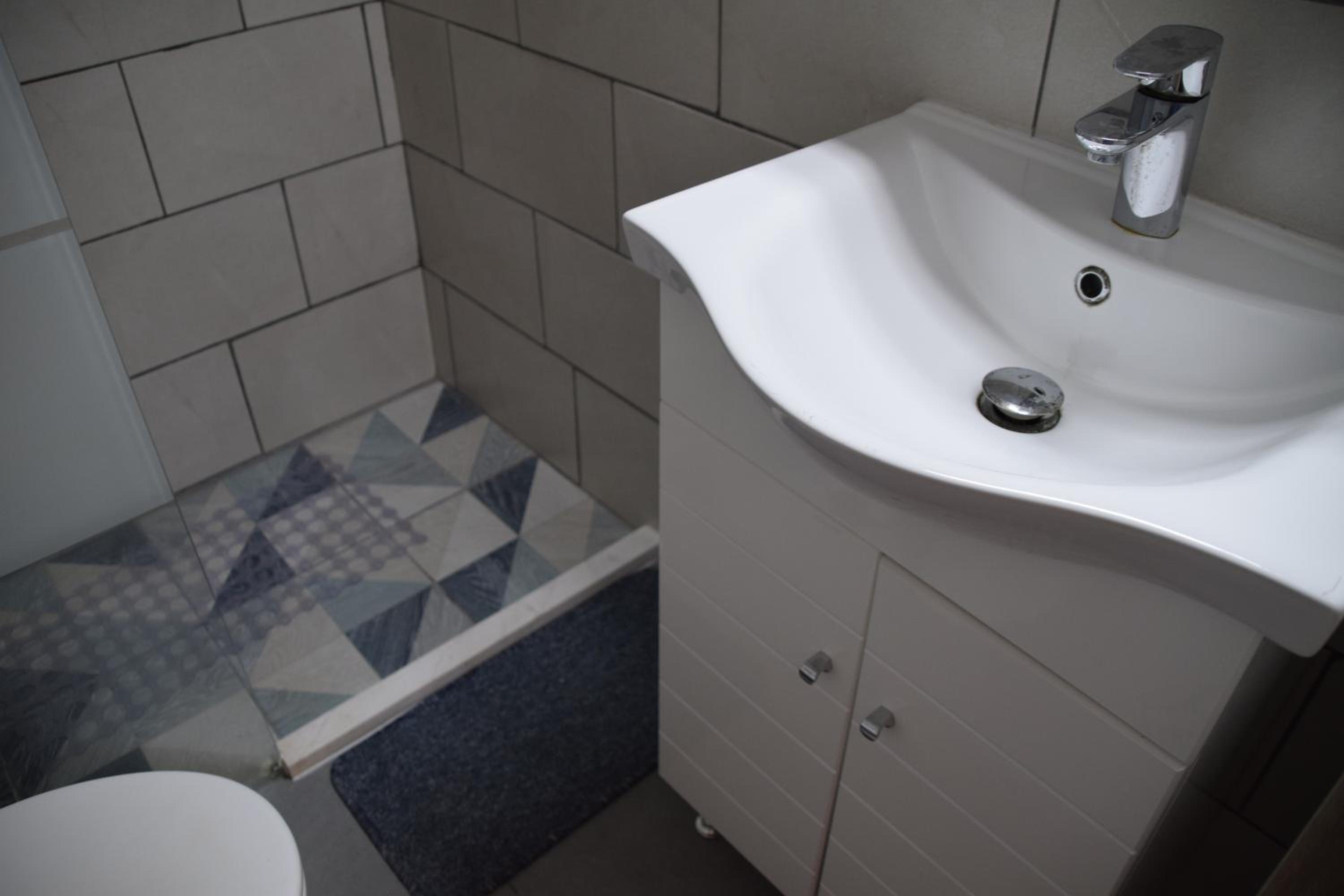 Studio Apartment - Photo 13