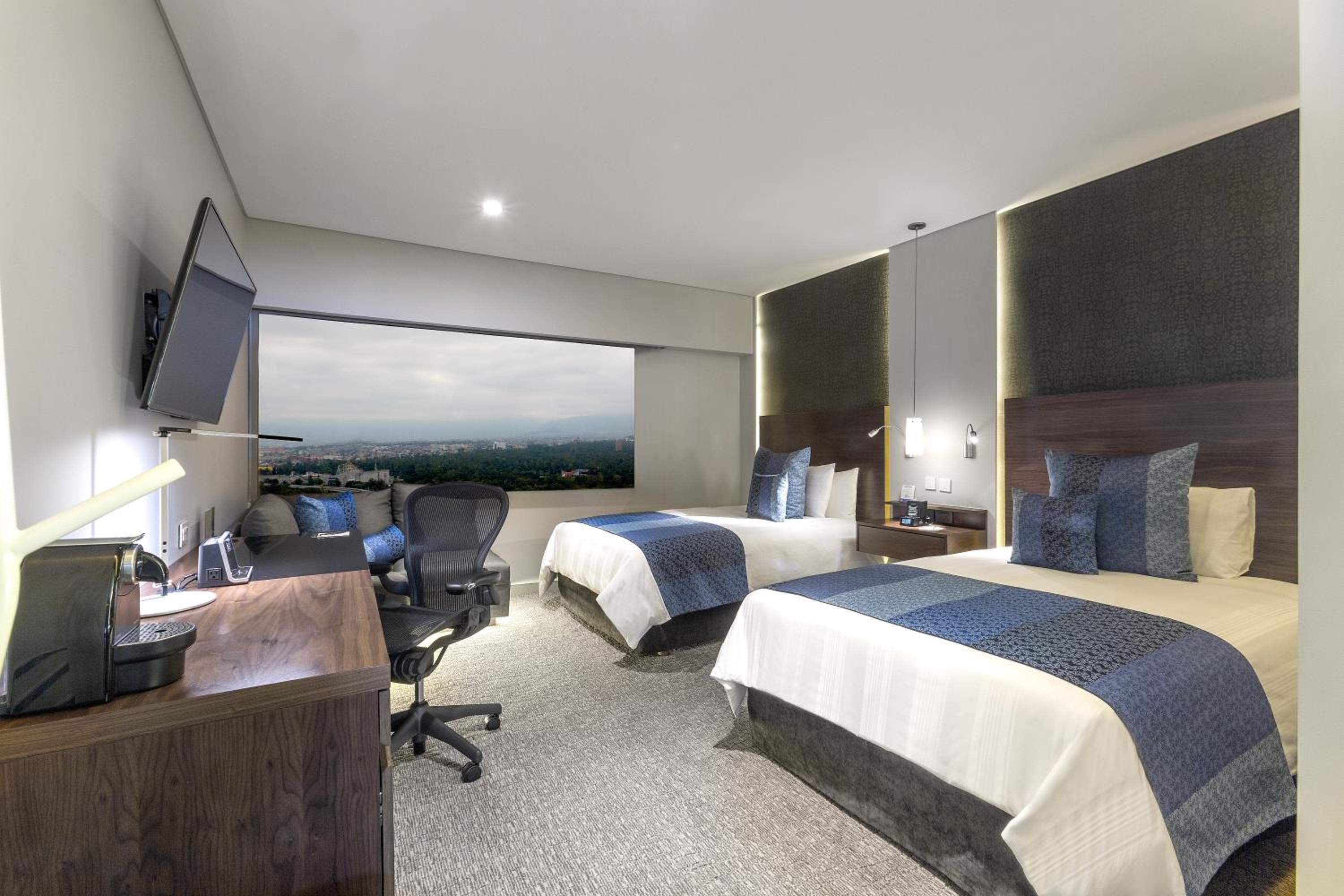 Club Floor Room with Two Beds - Photo 8