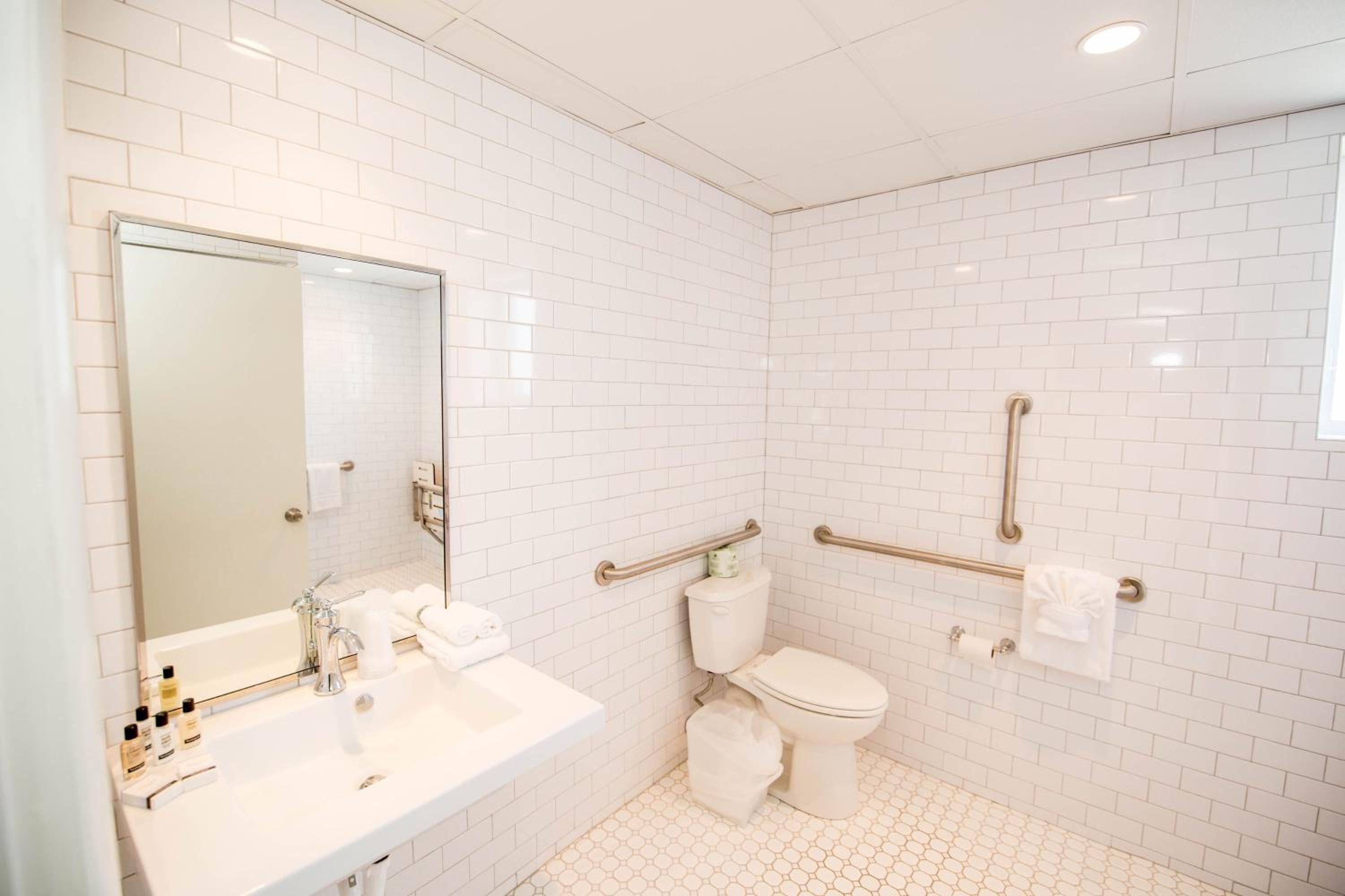 Queen Room - Disability Access photo 2