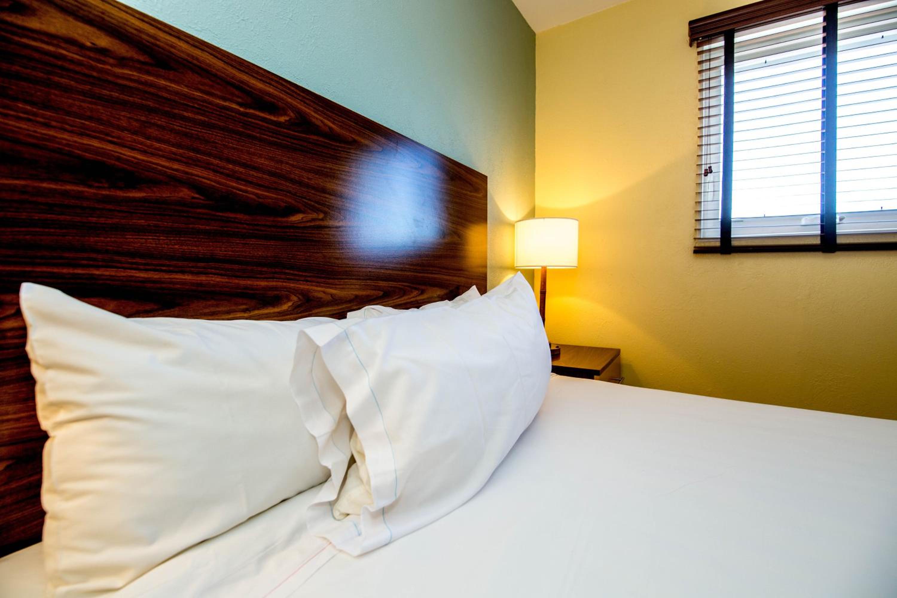Pool View Suite with Queen Bed photo 1