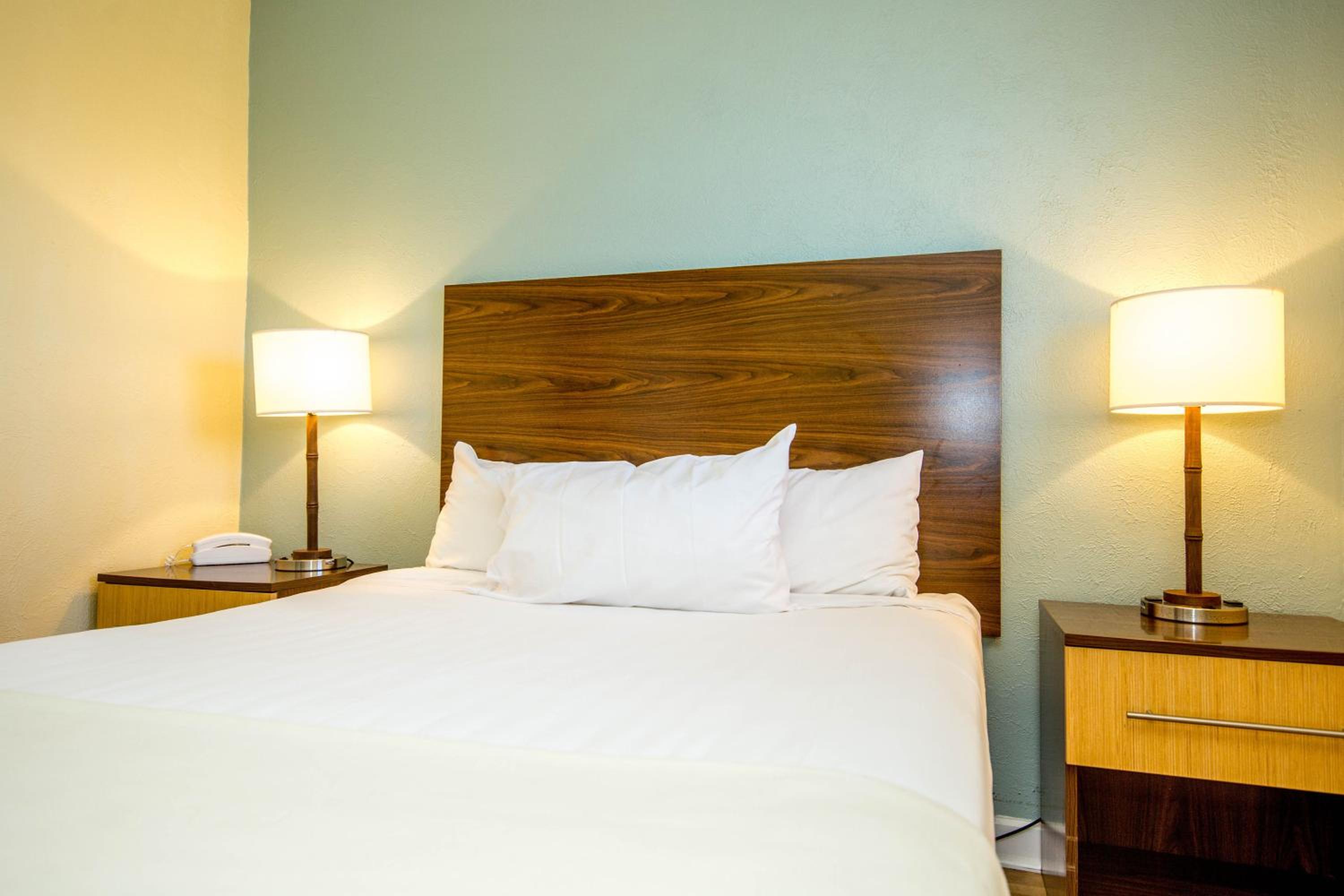 Pool View Suite with Queen Bed photo 2