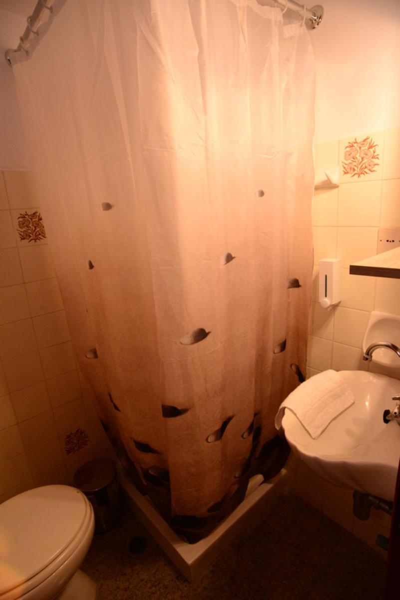 Standard Twin Room - Photo 4