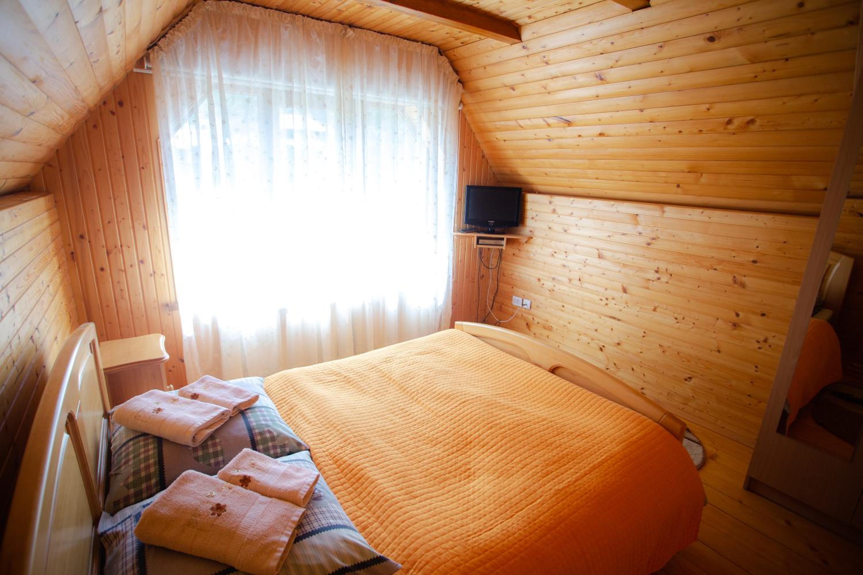 Six-Bedroom House photo 2