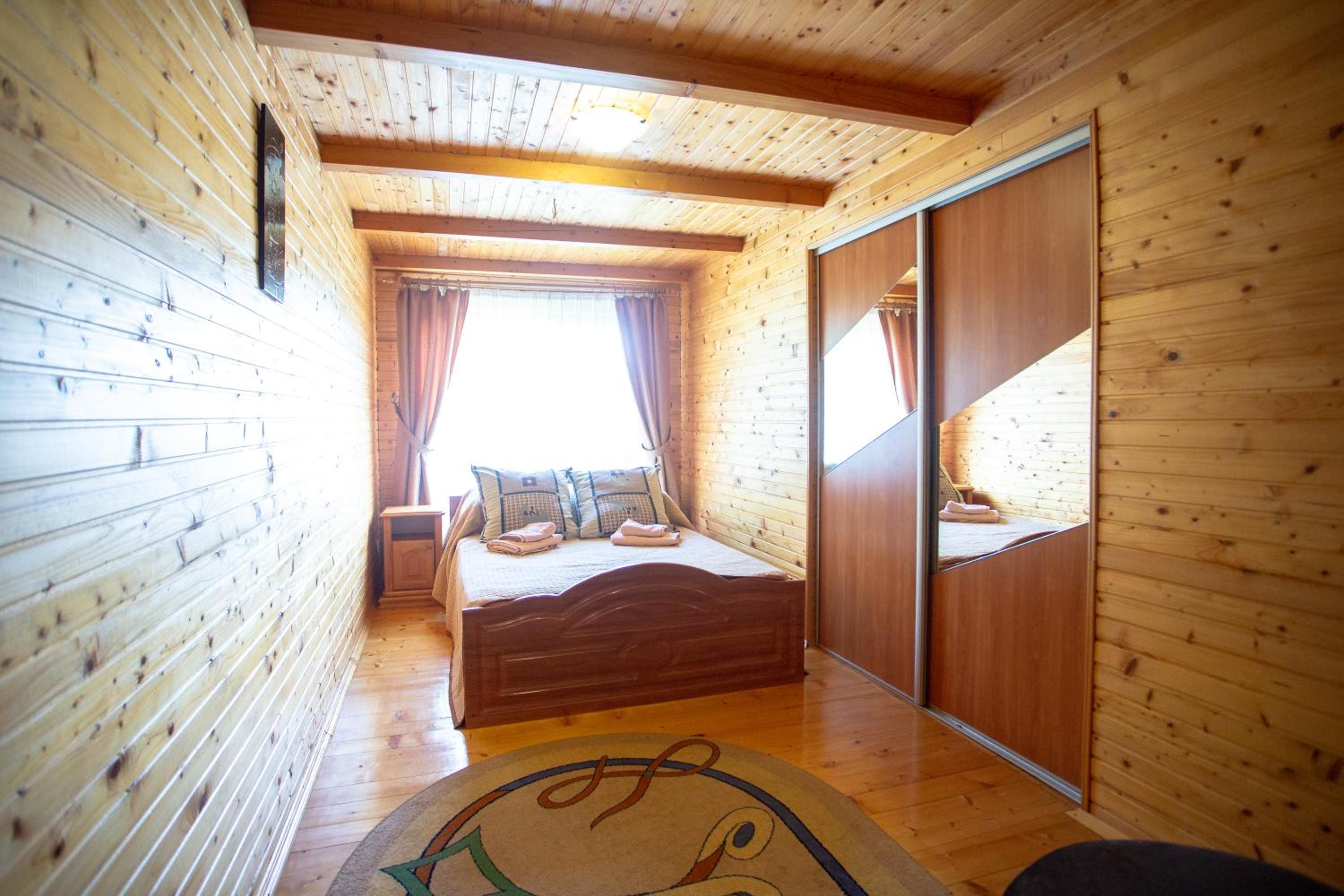 Six-Bedroom House photo 3