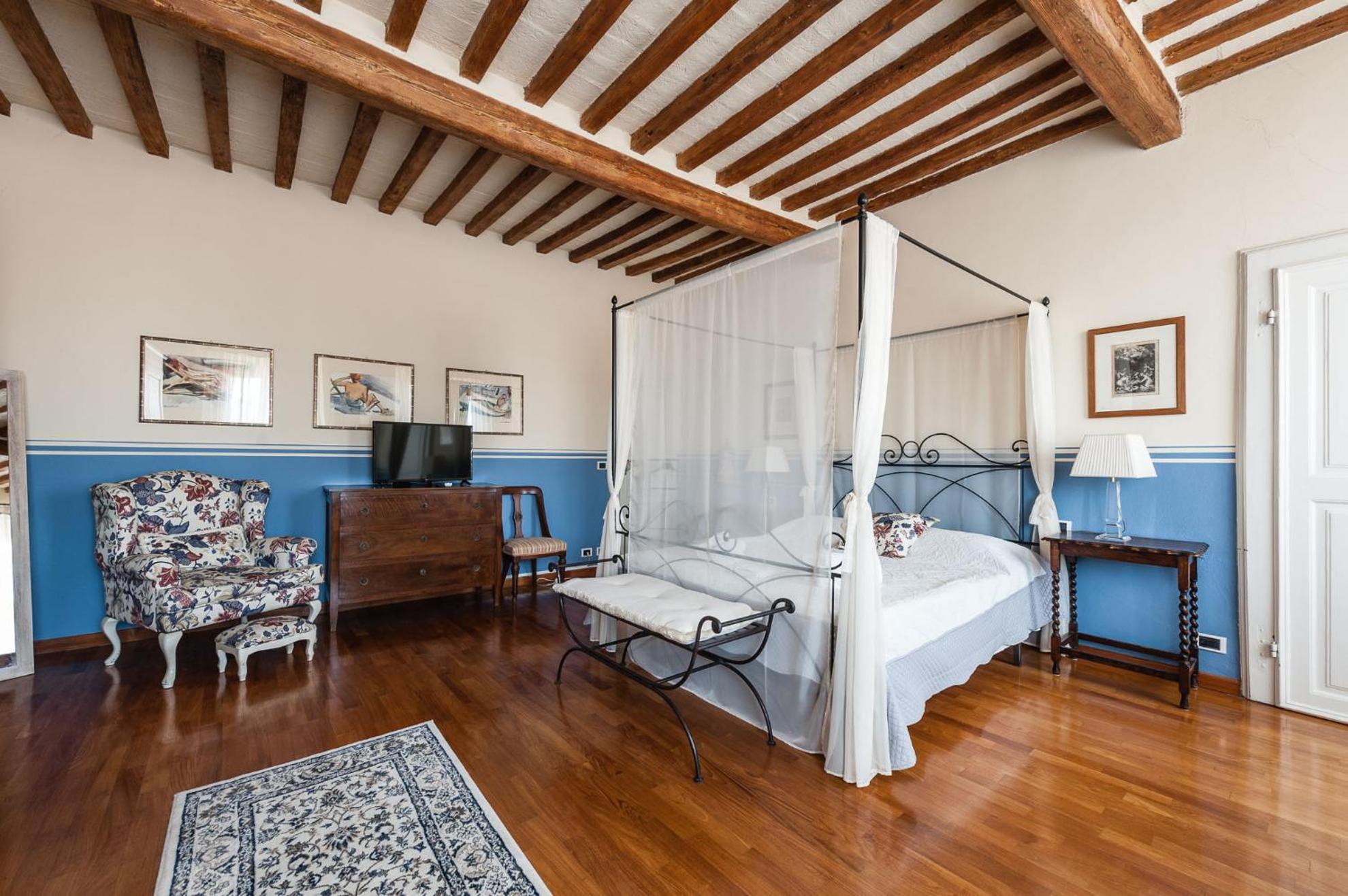 Deluxe Double Room with Bath - Photo 6