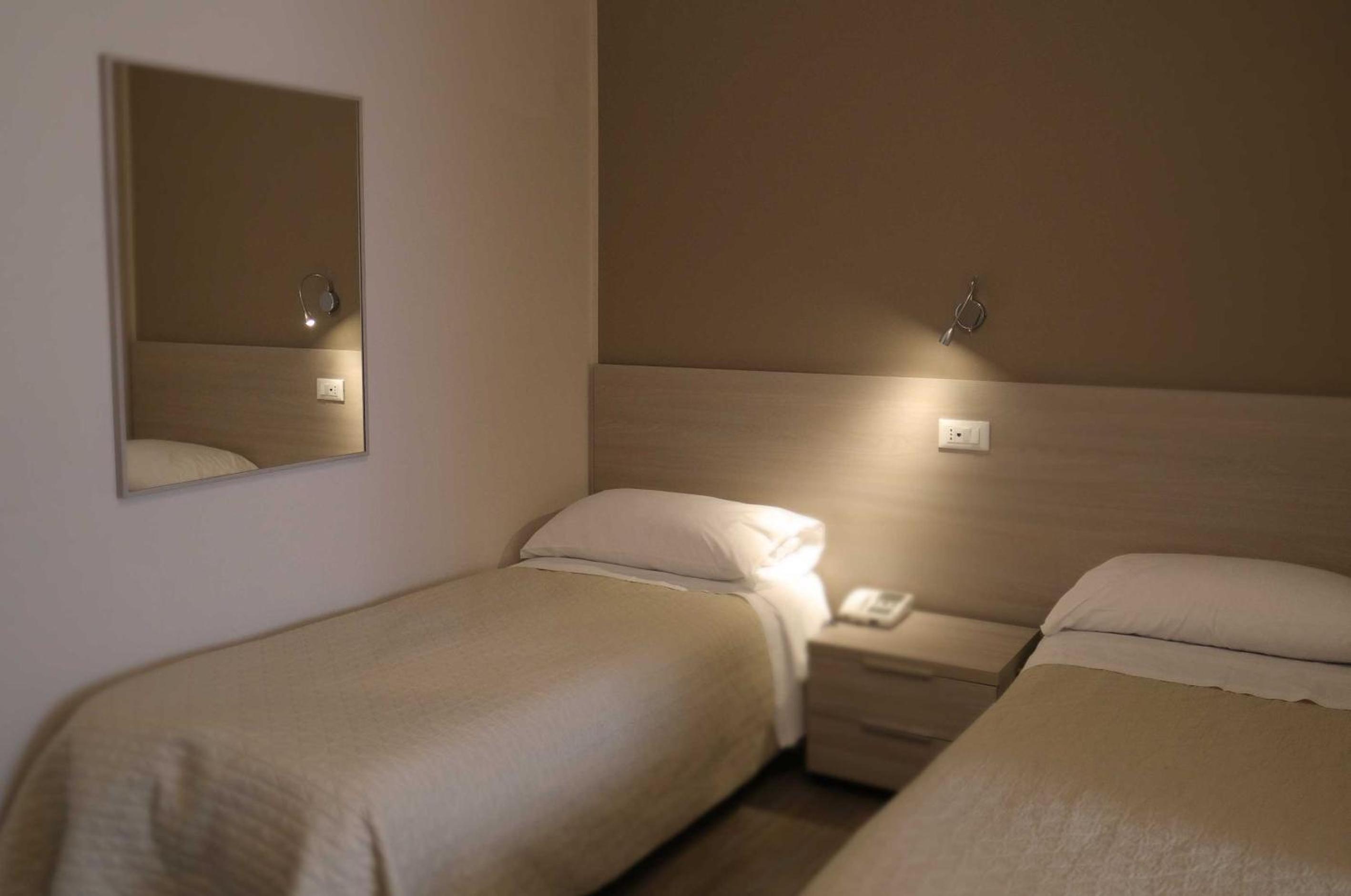 Twin Room - Photo 3