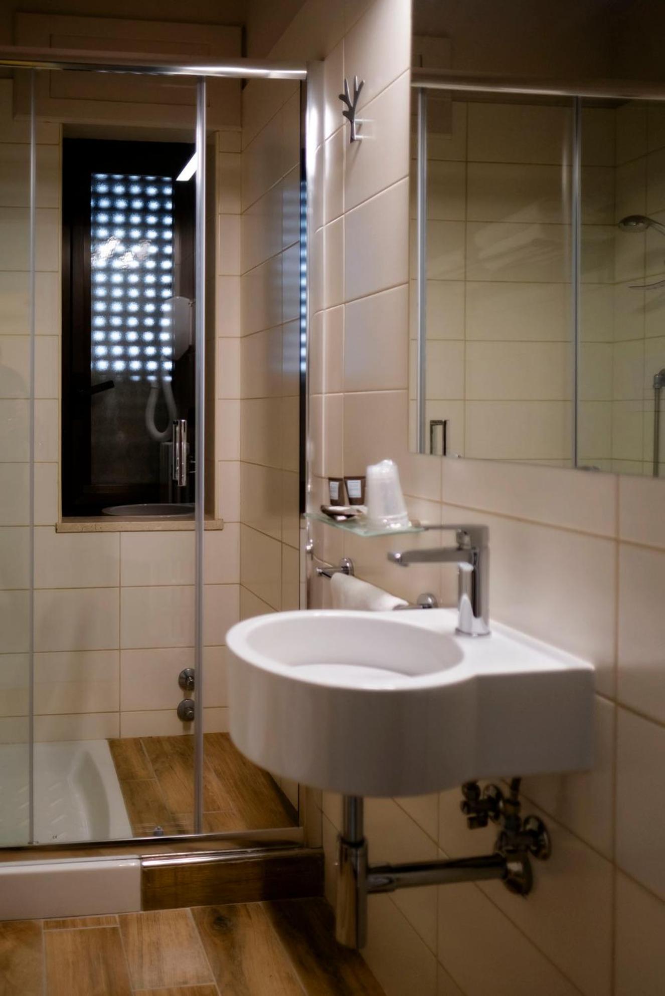 Double Room - Photo 5