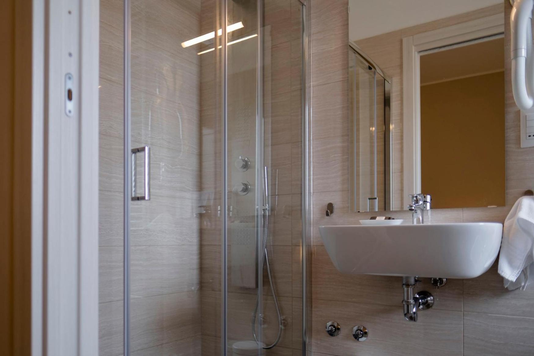 Twin Room - Photo 2