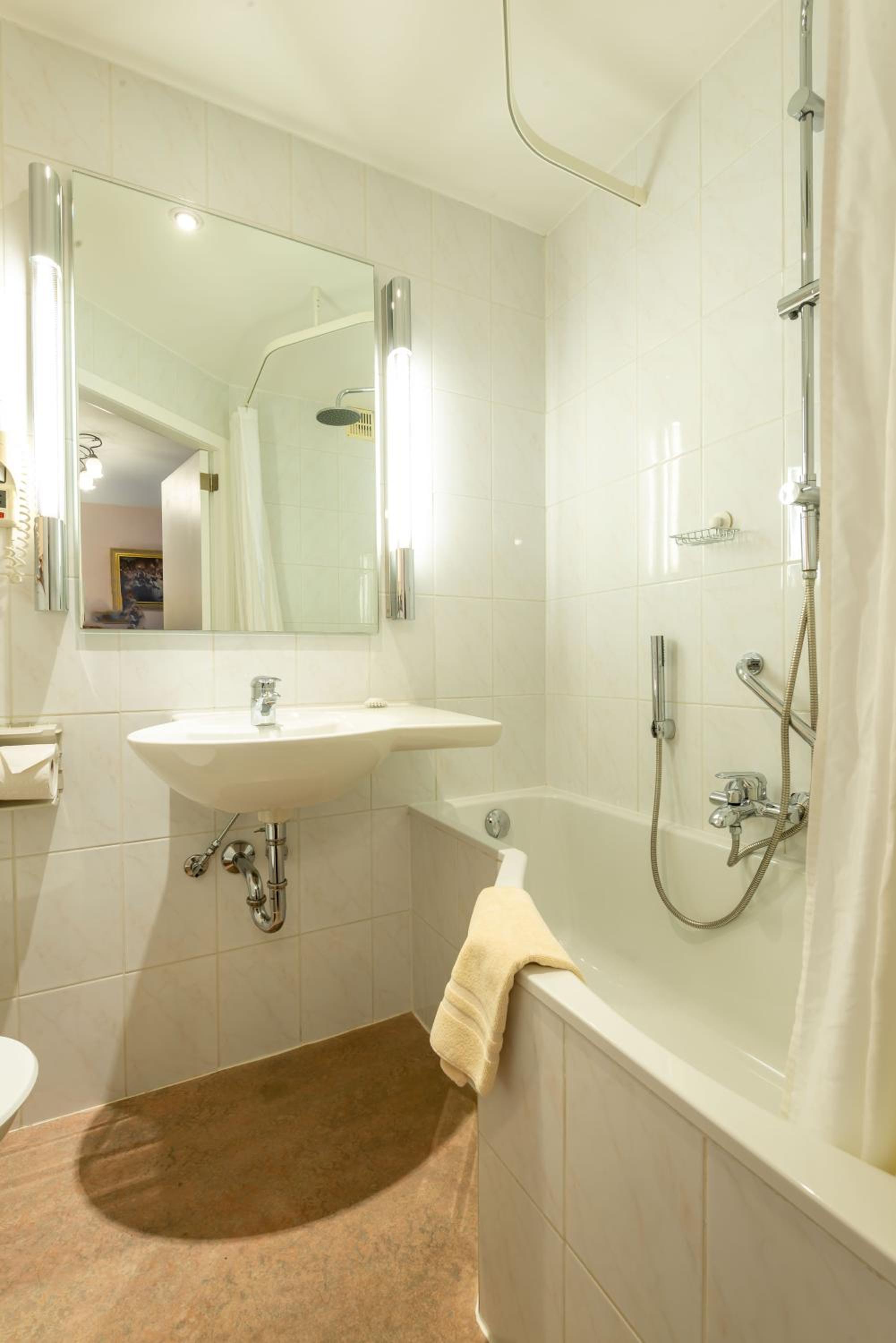 Double or Twin Room - Photo 2