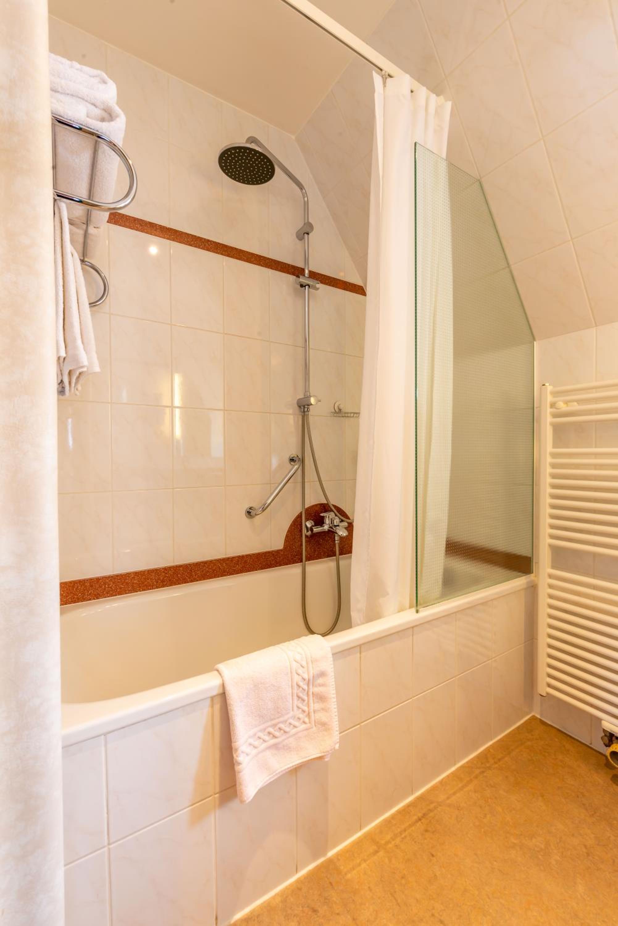 Double or Twin Room - Photo 6
