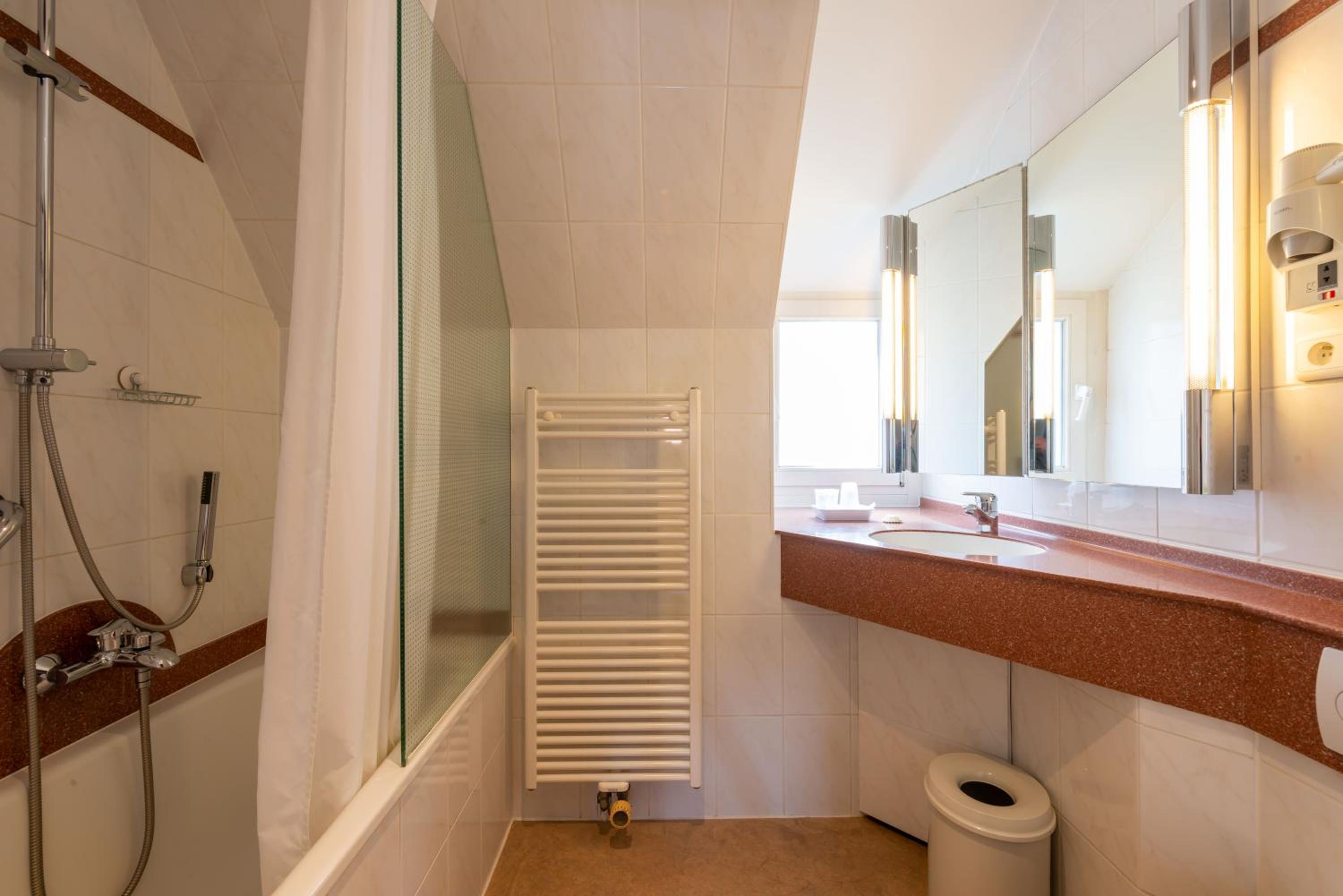 Double or Twin Room - Photo 10