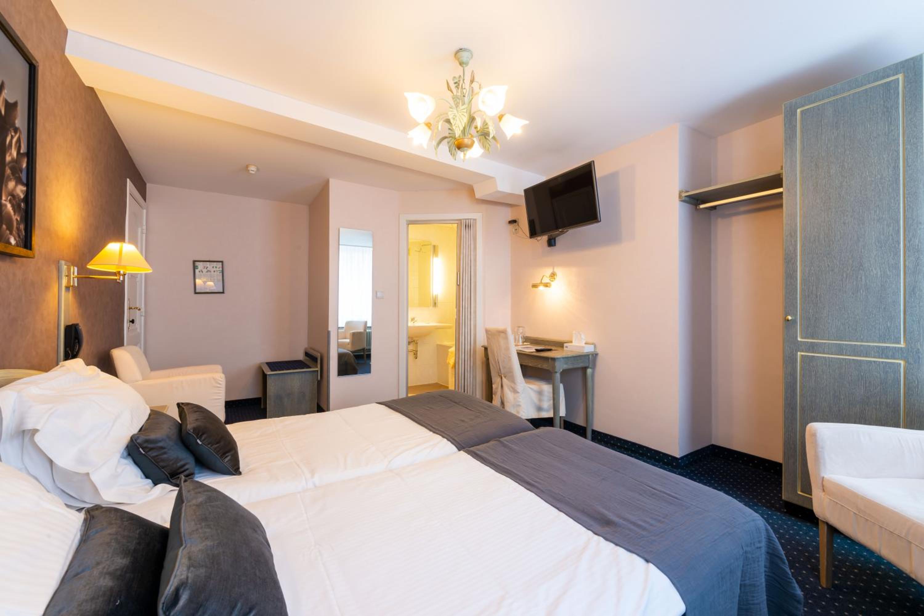 Double or Twin Room - Photo 7