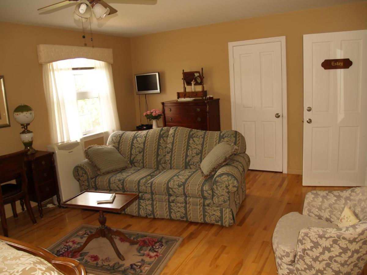 Deluxe King Suite photo 3