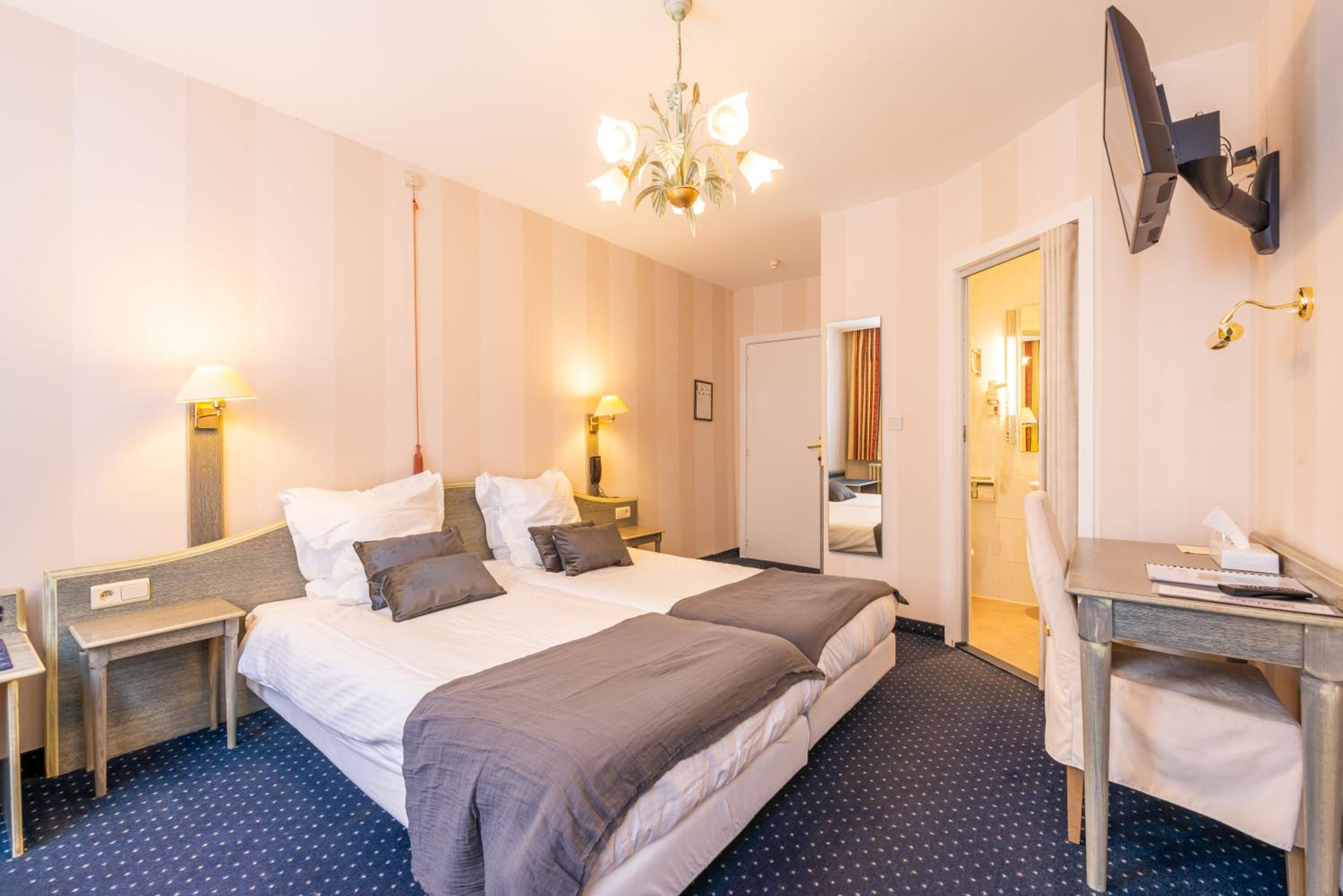 Double or Twin Room - Photo 4