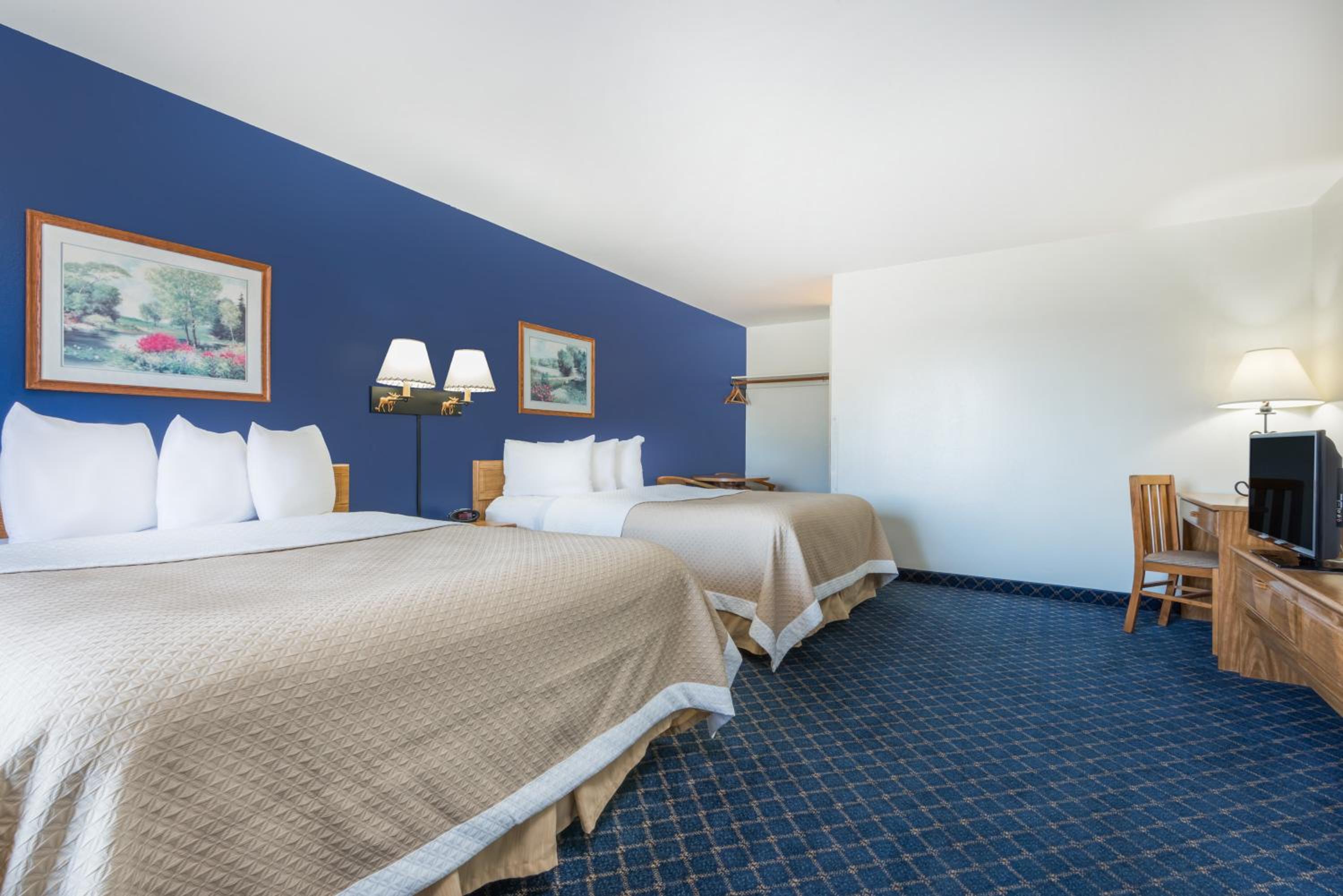 Deluxe Queen Room with Two Queen Beds - Non-Smoking - Photo 3