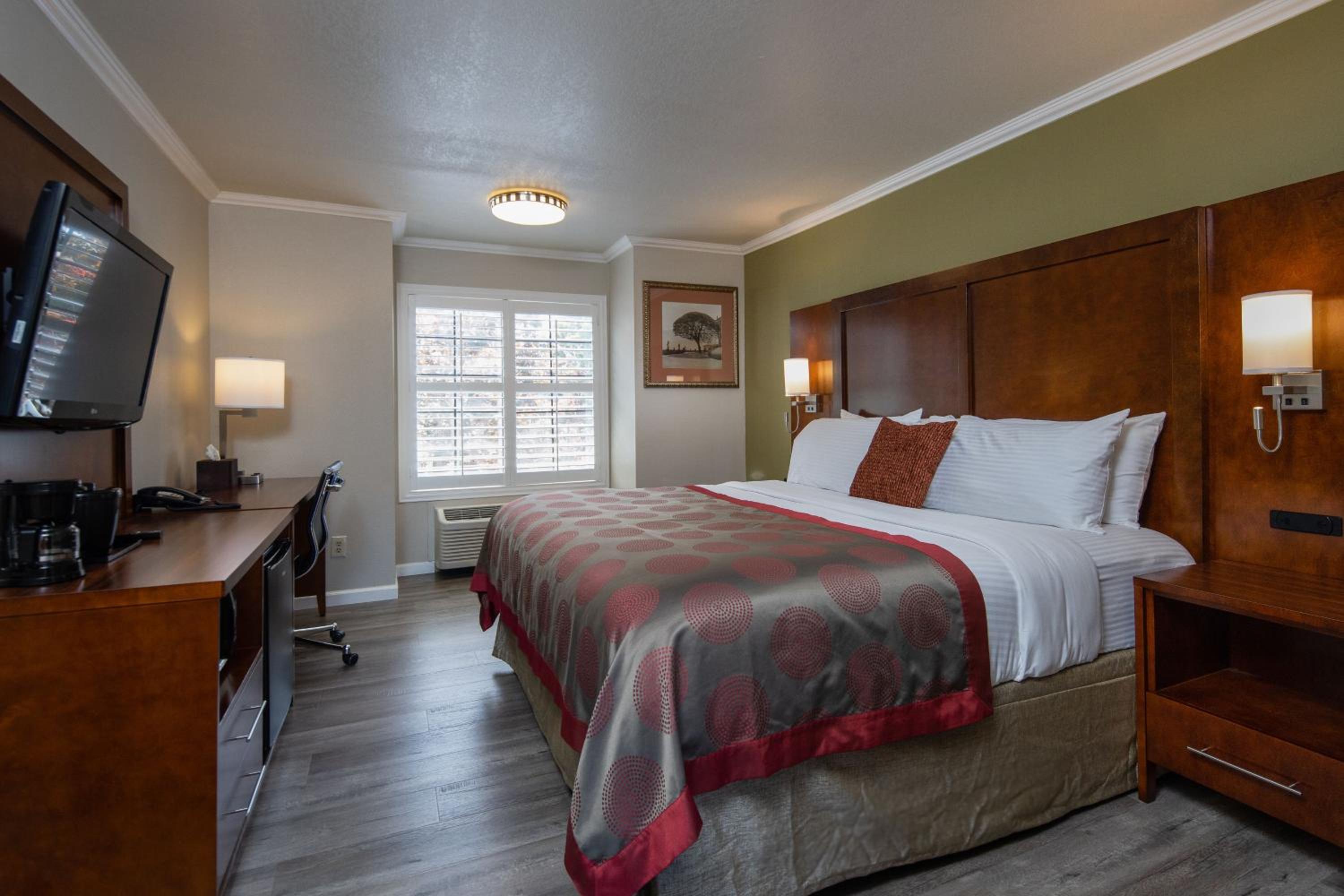 King Room - Non-Smoking - Photo 4