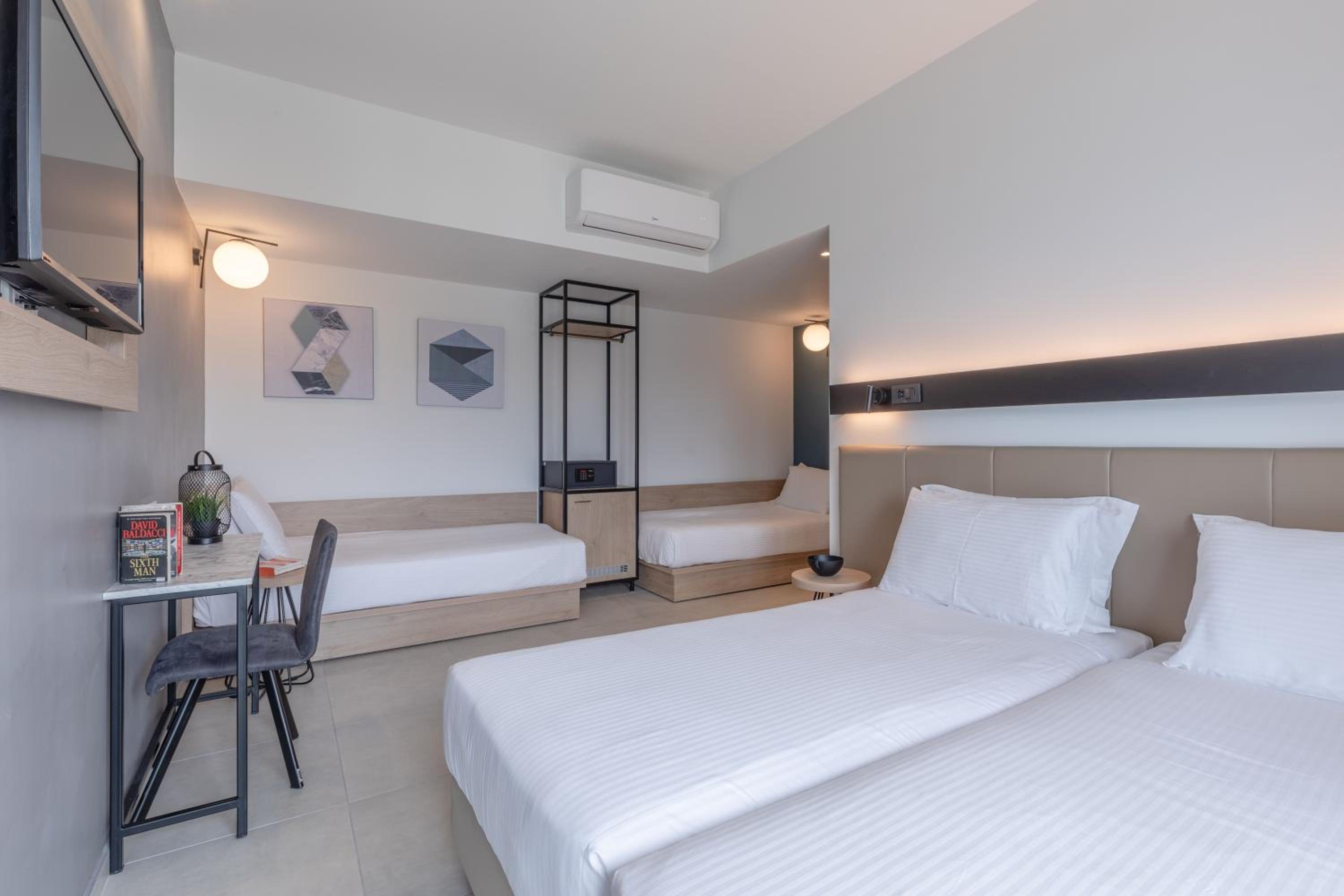 Quadruple Room with Side Sea View photo 2
