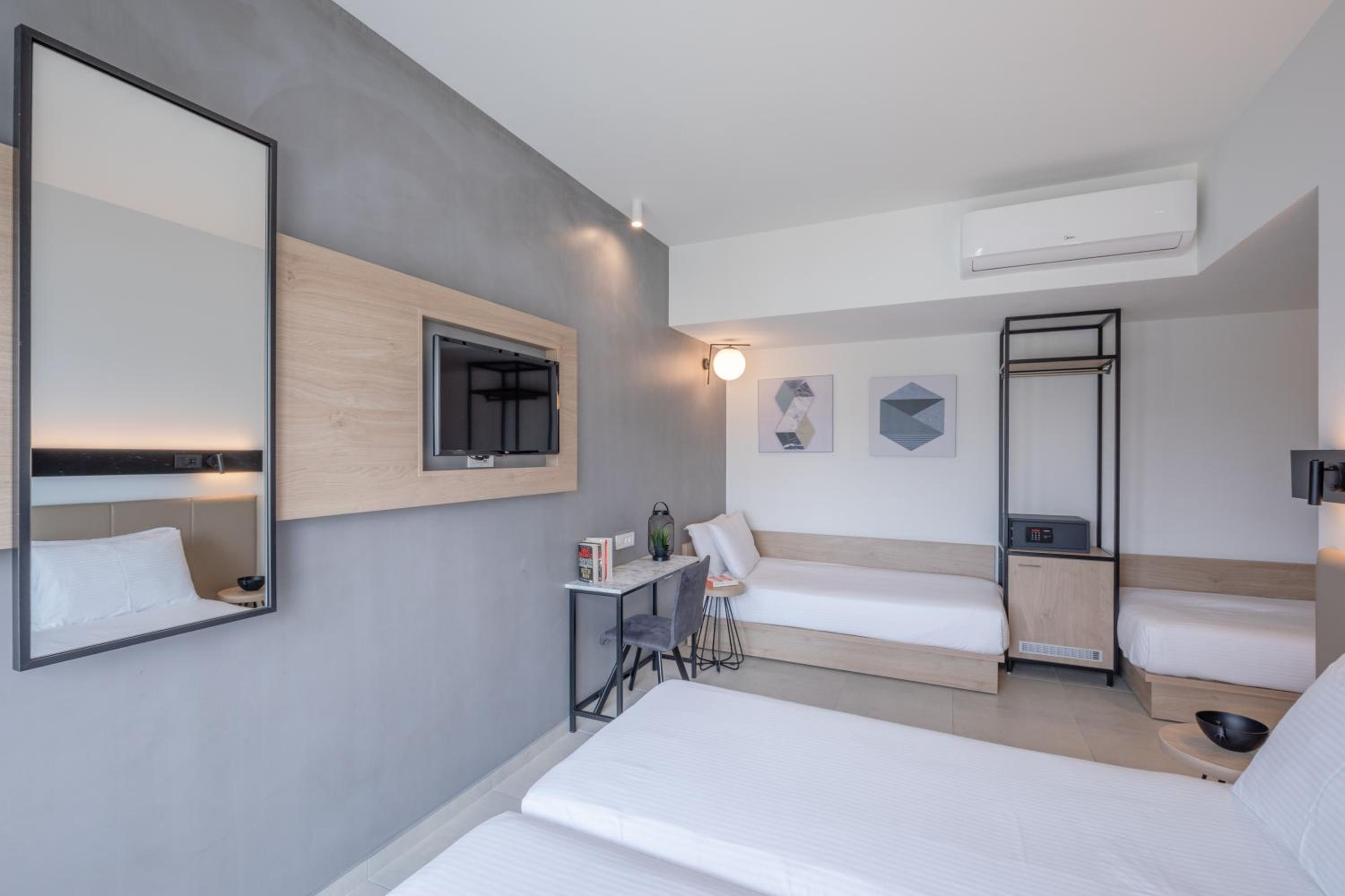 Quadruple Room with Side Sea View photo 3
