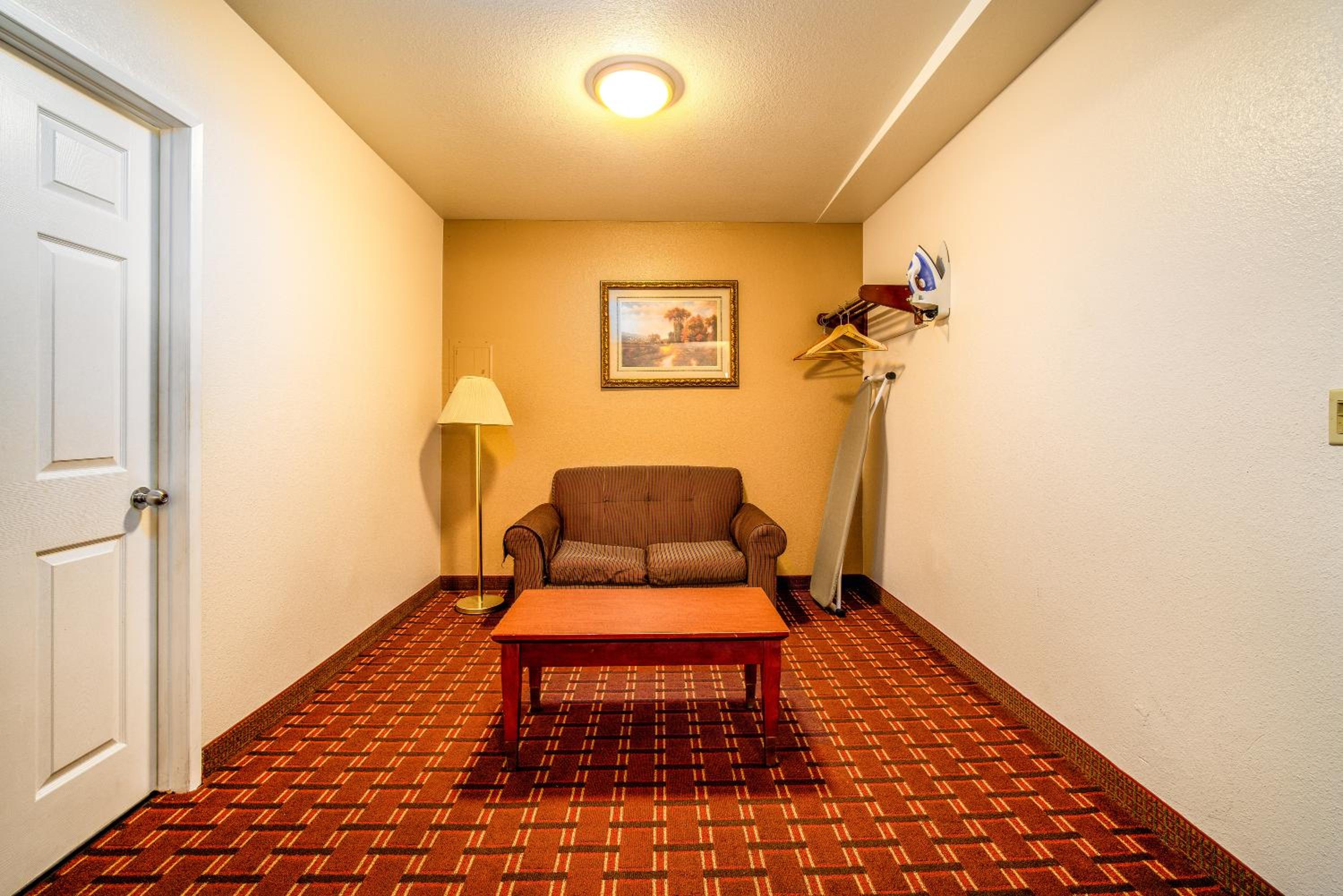 Queen Room with Two Queen Beds - Photo 3