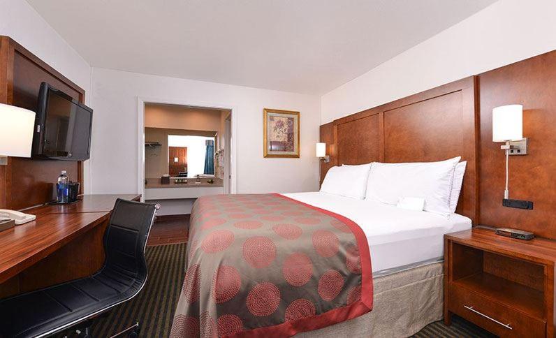 King Room with Jetted Tub - Non-Smoking - Photo 5